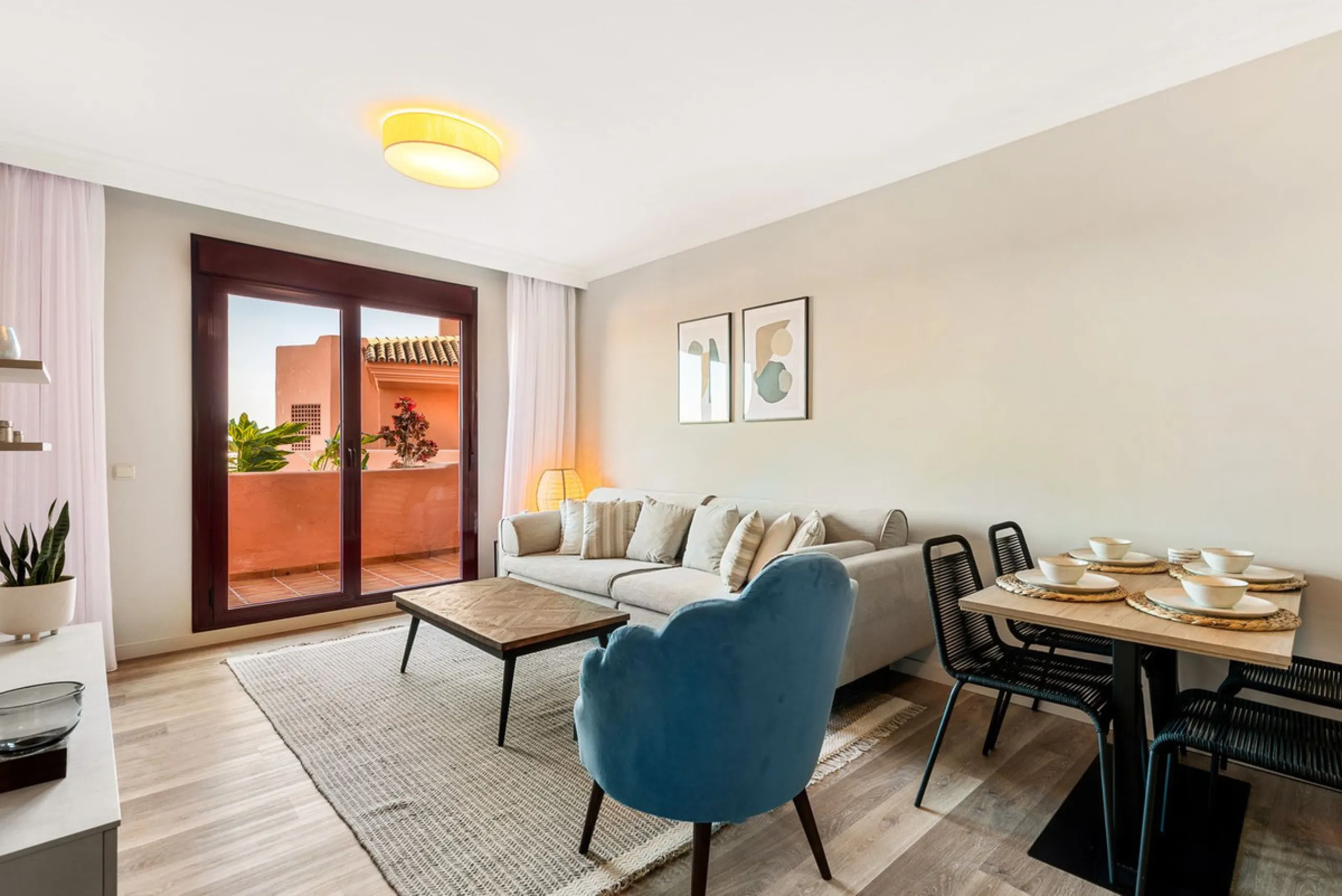 Beautiful, fully furnished  2 Bed 2 Bath apartment with Panoramic views of La Concha Mountain, El Paraíso Golf Course and the Mediterranean Sea.