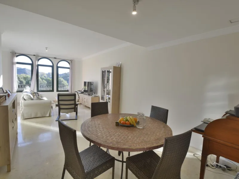 Fantastic apartment in Elviria-Marbella located on the golf course front line with open views and no buildings in front of you to block the view. The property is located in the gated complex El Mirador de Santa María Golf, surrounded by well-kept gardens 