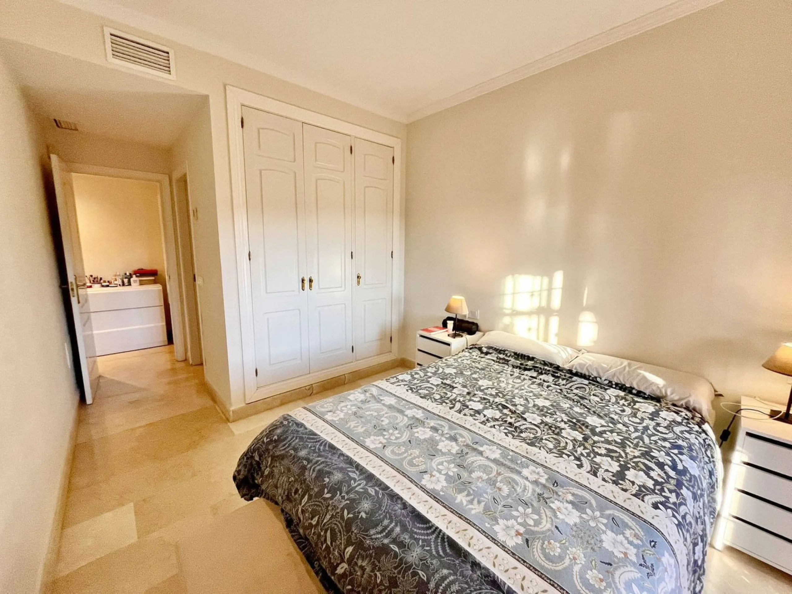 Apartment - Ground Floor Apartment в продаже в Marbella, Málaga. В доме 2 спален и 2 ванных комнат. Площадь дома 84 м²