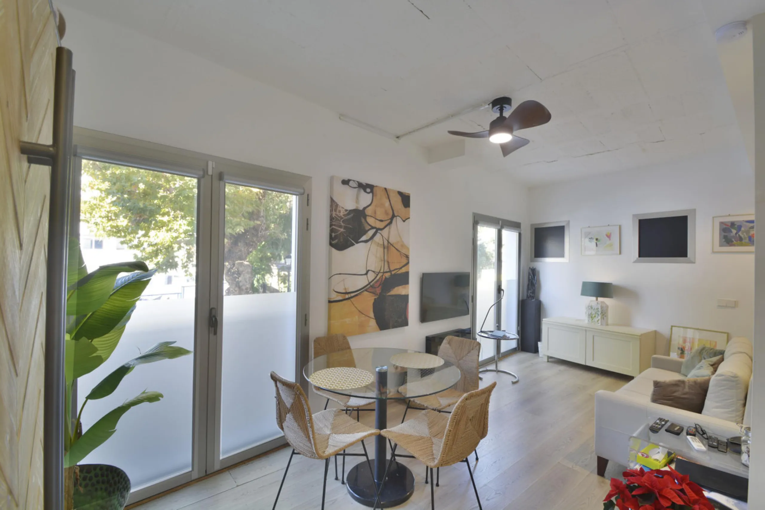 Fantastic duplex apartment in Marbella\'s Old Town, completely renovated. The only flat in the building without neighbours. Ideal for owners with dogs. This very bright apartment has a living-dining room with hot/cold air conditioning and an electric fire