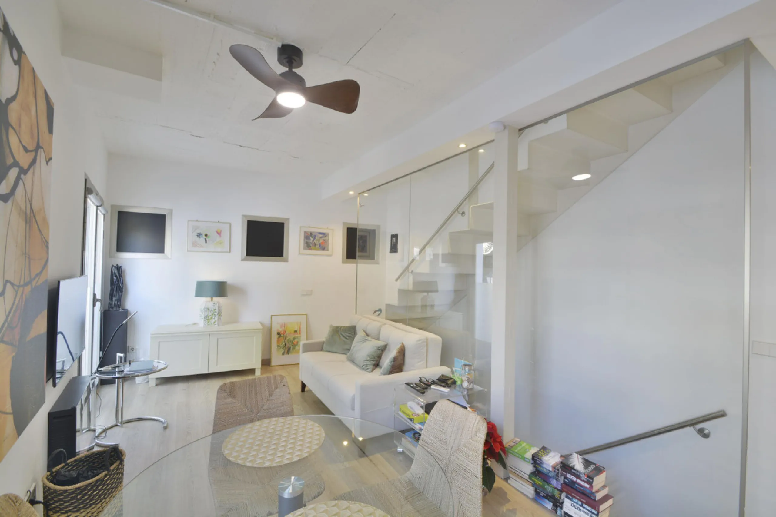 Fantastic duplex apartment in Marbella\'s Old Town, completely renovated. The only flat in the building without neighbours. Ideal for owners with dogs. This very bright apartment has a living-dining room with hot/cold air conditioning and an electric fire