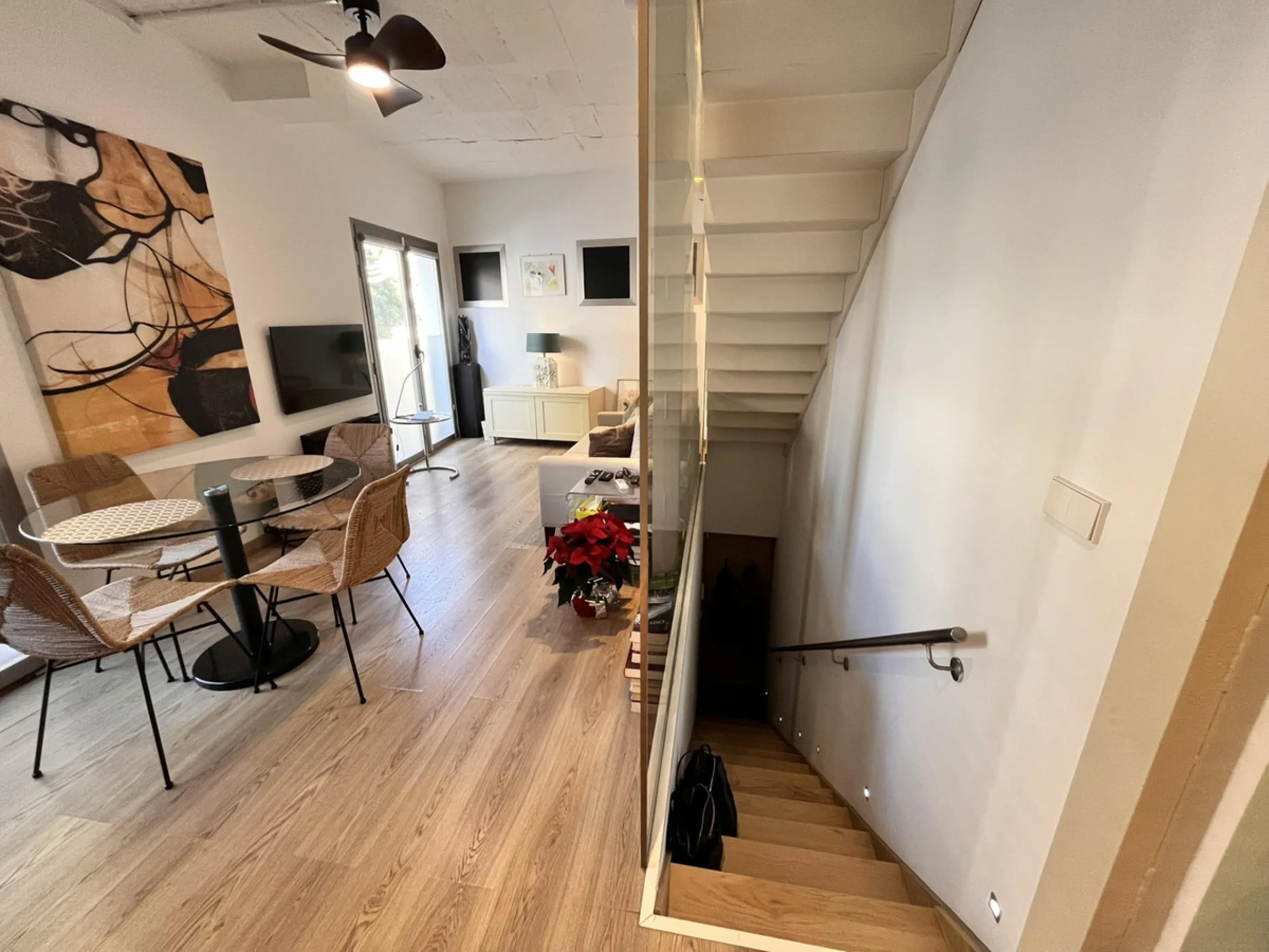 Fantastic duplex apartment in Marbella\'s Old Town, completely renovated. The only flat in the building without neighbours. Ideal for owners with dogs. This very bright apartment has a living-dining room with hot/cold air conditioning and an electric fire