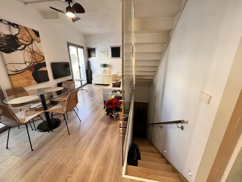 Fantastic duplex apartment in Marbella\'s Old Town, completely renovated. The only flat in the building without neighbours. Ideal for owners with dogs. This very bright apartment has a living-dining room with hot/cold air conditioning and an electric fire