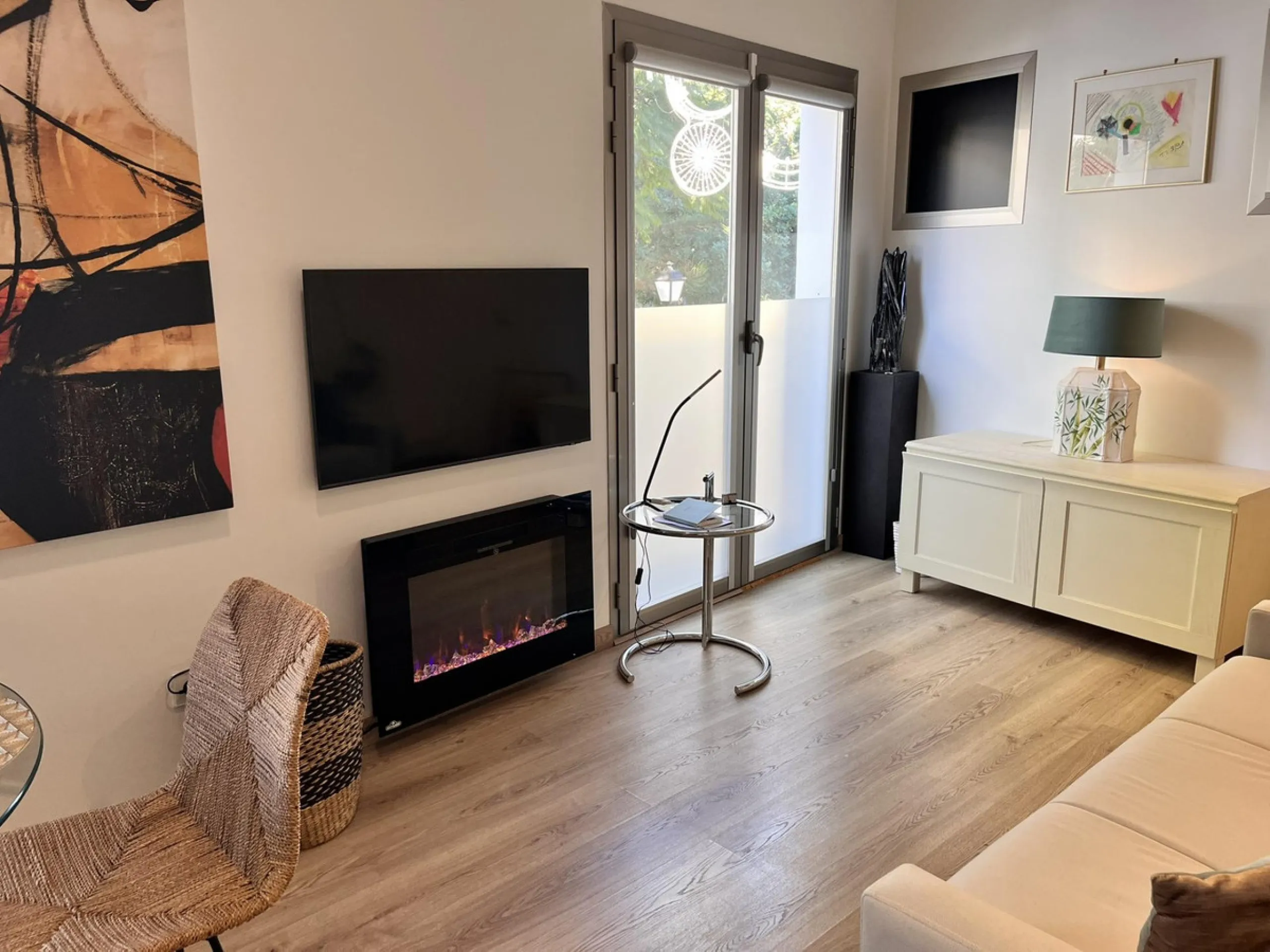 Fantastic duplex apartment in Marbella\'s Old Town, completely renovated. The only flat in the building without neighbours. Ideal for owners with dogs. This very bright apartment has a living-dining room with hot/cold air conditioning and an electric fire