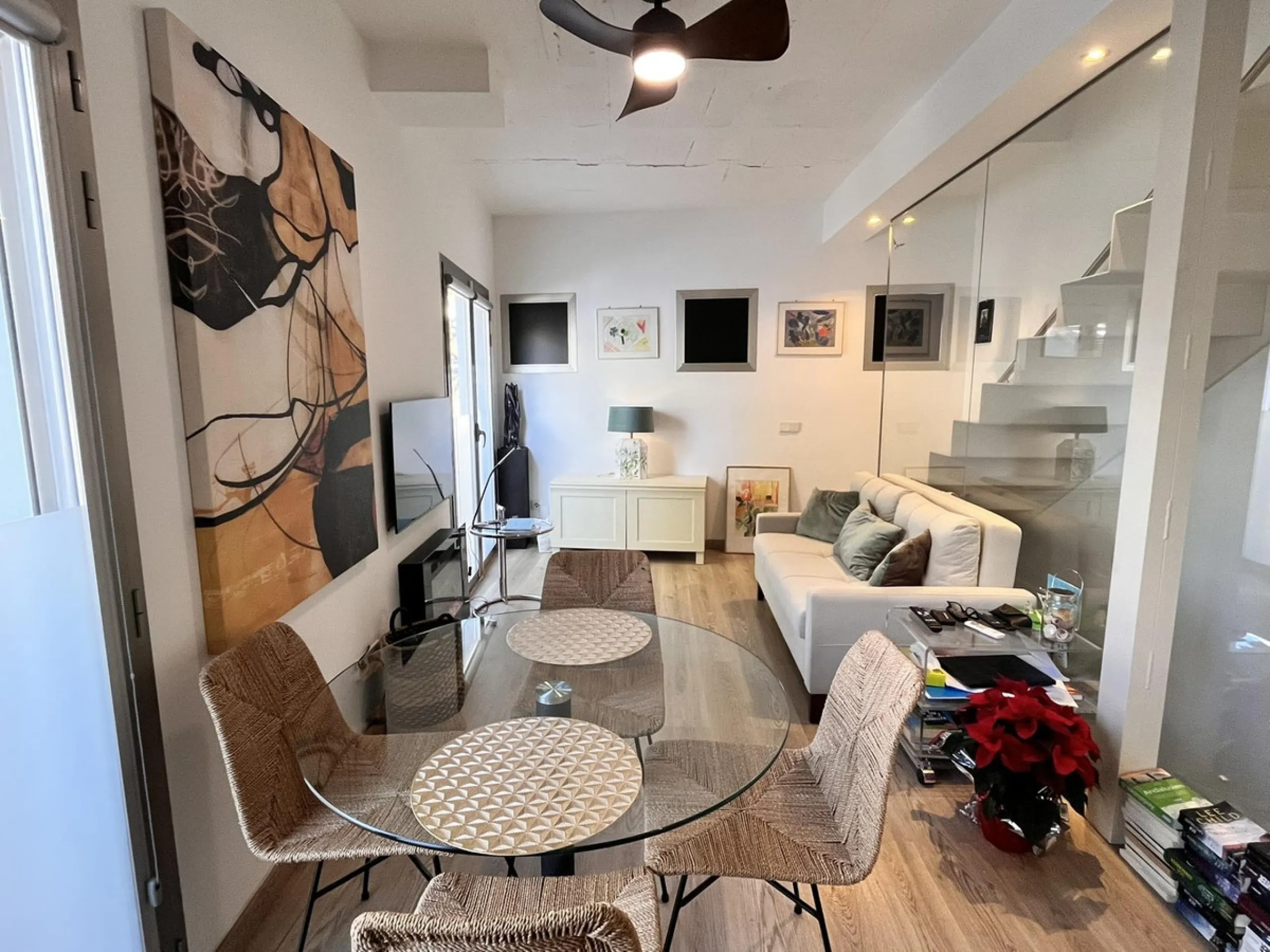 Fantastic duplex apartment in Marbella\'s Old Town, completely renovated. The only flat in the building without neighbours. Ideal for owners with dogs. This very bright apartment has a living-dining room with hot/cold air conditioning and an electric fire
