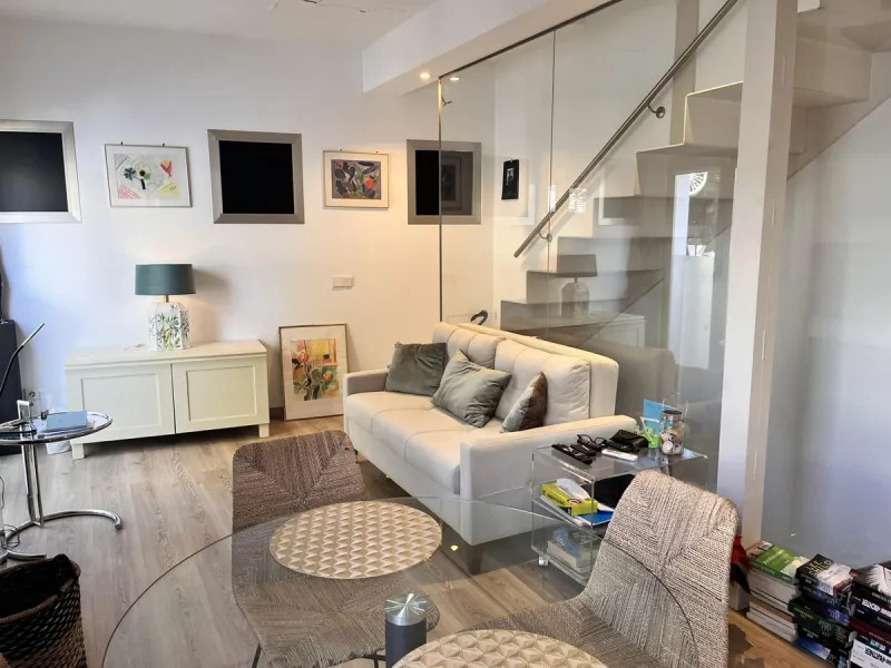 Fantastic duplex apartment in Marbella\'s Old Town, completely renovated. The only flat in the building without neighbours. Ideal for owners with dogs. This very bright apartment has a living-dining room with hot/cold air conditioning and an electric fire