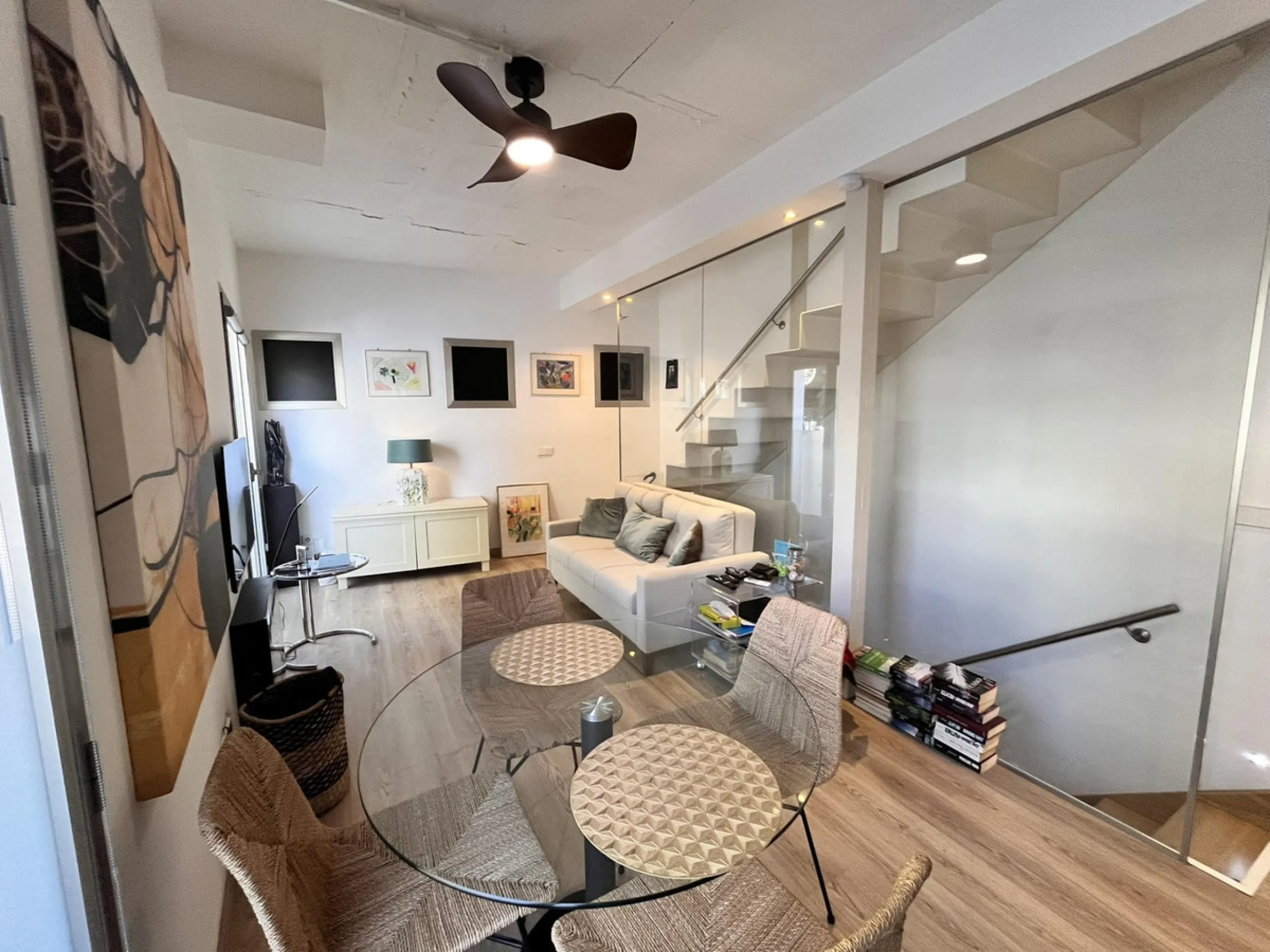 Fantastic duplex apartment in Marbella\'s Old Town, completely renovated. The only flat in the building without neighbours. Ideal for owners with dogs. This very bright apartment has a living-dining room with hot/cold air conditioning and an electric fire