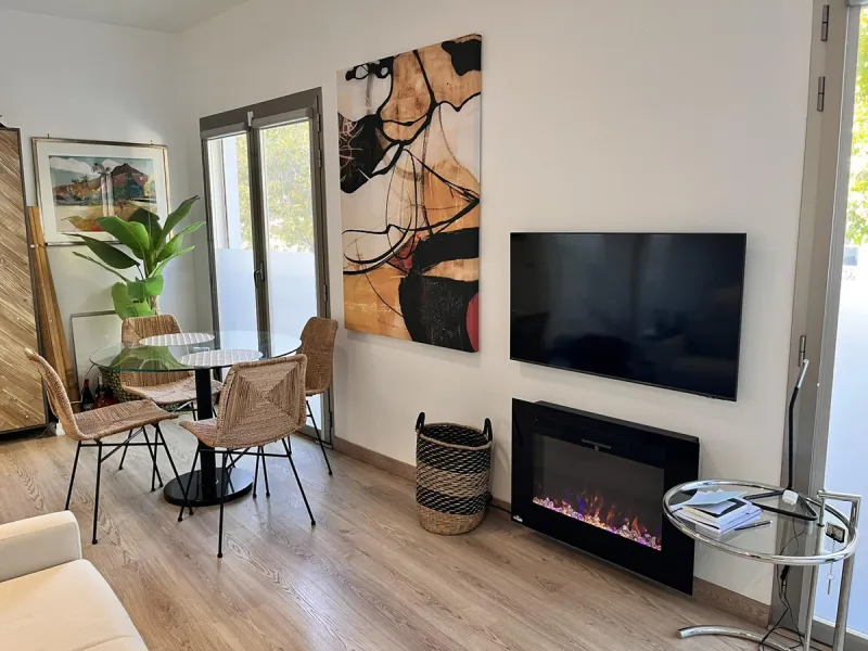 Fantastic duplex apartment in Marbella\'s Old Town, completely renovated. The only flat in the building without neighbours. Ideal for owners with dogs. This very bright apartment has a living-dining room with hot/cold air conditioning and an electric fire