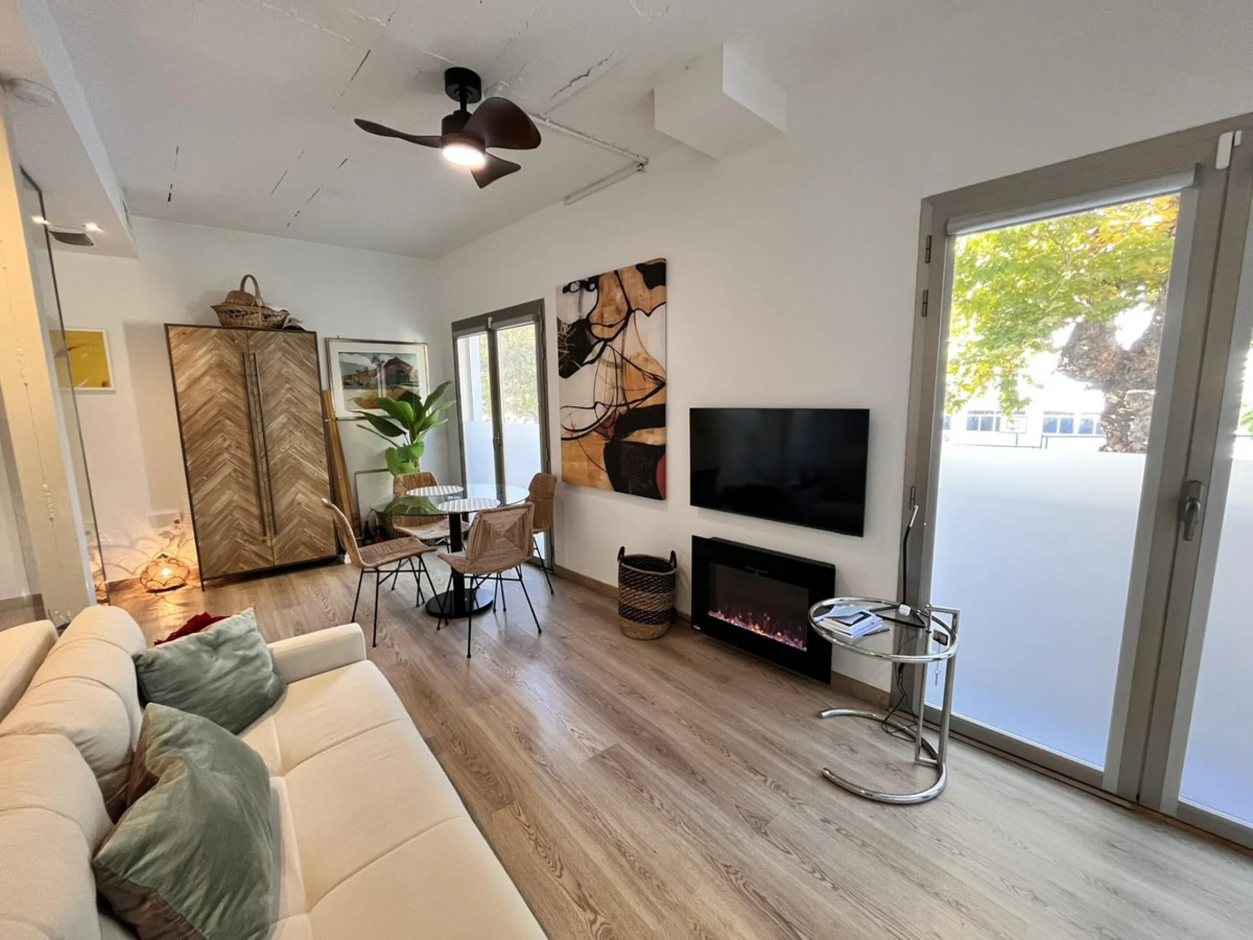 Fantastic duplex apartment in Marbella\'s Old Town, completely renovated. The only flat in the building without neighbours. Ideal for owners with dogs. This very bright apartment has a living-dining room with hot/cold air conditioning and an electric fire