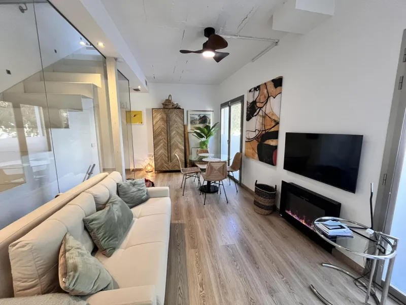 Fantastic duplex apartment in Marbella\'s Old Town, completely renovated. The only flat in the building without neighbours. Ideal for owners with dogs. This very bright apartment has a living-dining room with hot/cold air conditioning and an electric fire