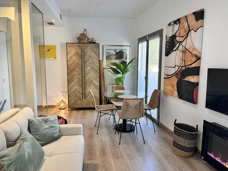 Fantastic duplex apartment in Marbella\'s Old Town, completely renovated. The only flat in the building without neighbours. Ideal for owners with dogs. This very bright apartment has a living-dining room with hot/cold air conditioning and an electric fire