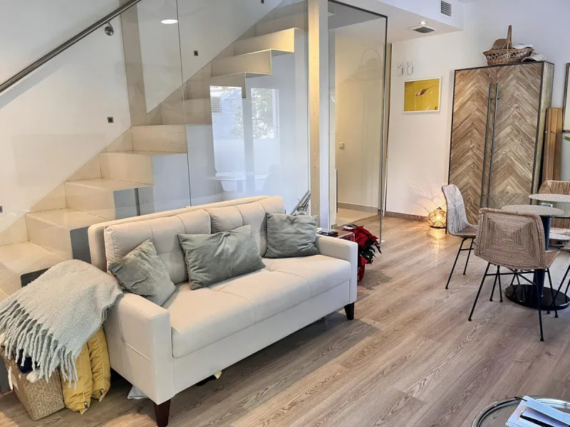 Fantastic duplex apartment in Marbella\'s Old Town, completely renovated. The only flat in the building without neighbours. Ideal for owners with dogs. This very bright apartment has a living-dining room with hot/cold air conditioning and an electric fire