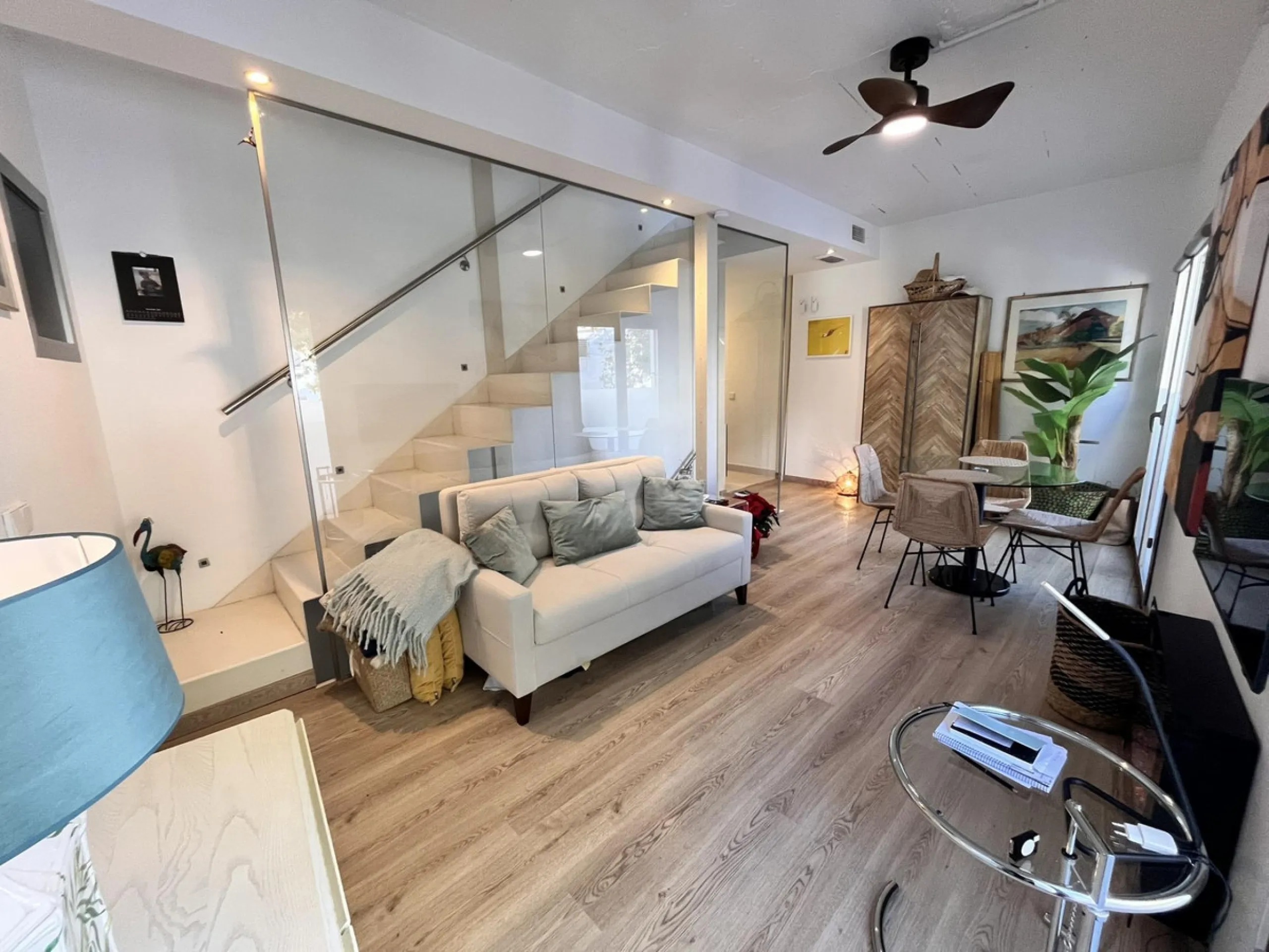 Fantastic duplex apartment in Marbella\'s Old Town, completely renovated. The only flat in the building without neighbours. Ideal for owners with dogs. This very bright apartment has a living-dining room with hot/cold air conditioning and an electric fire