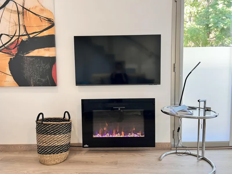 Fantastic duplex apartment in Marbella\'s Old Town, completely renovated. The only flat in the building without neighbours. Ideal for owners with dogs. This very bright apartment has a living-dining room with hot/cold air conditioning and an electric fire