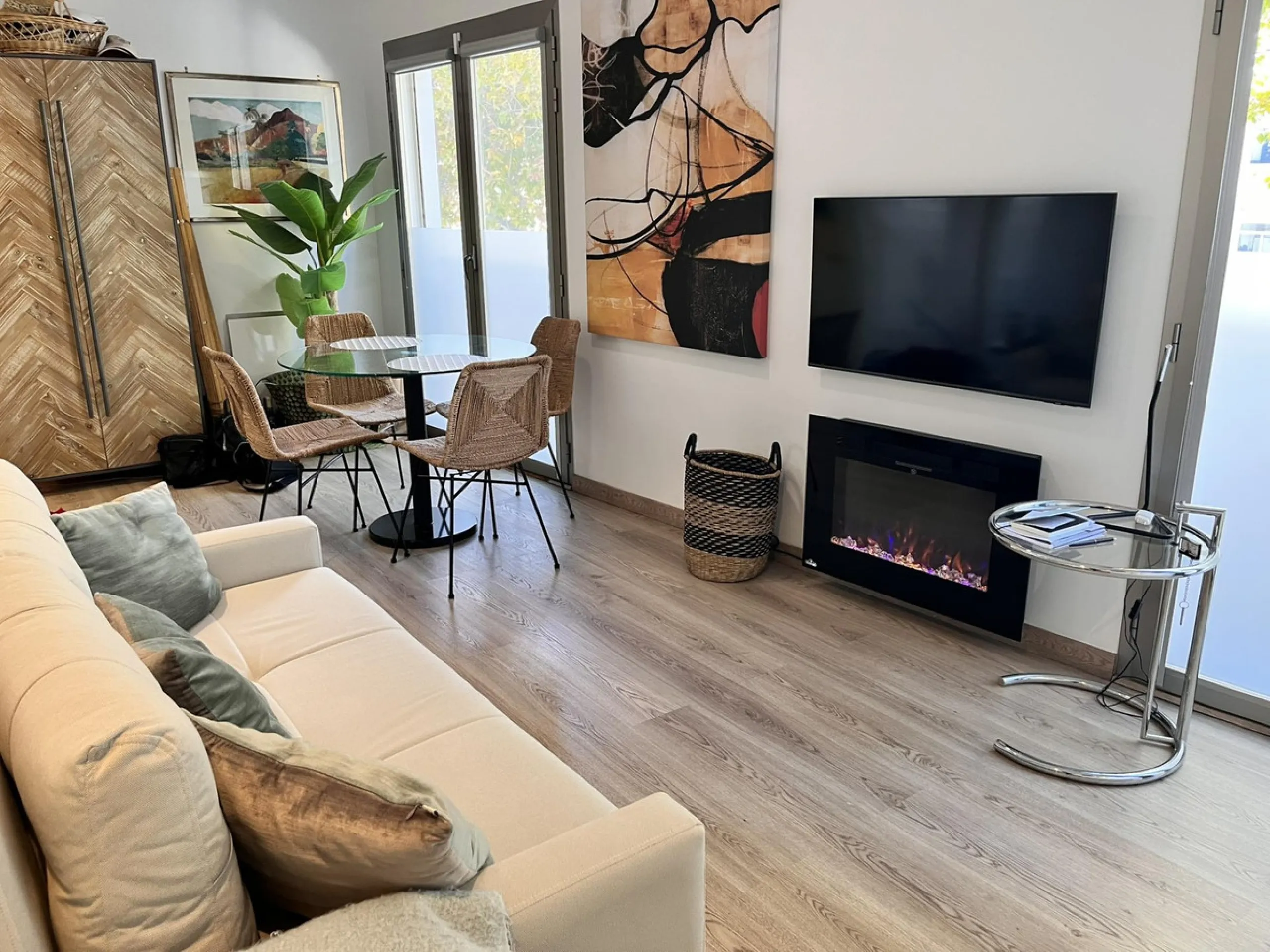 Fantastic duplex apartment in Marbella\'s Old Town, completely renovated. The only flat in the building without neighbours. Ideal for owners with dogs. This very bright apartment has a living-dining room with hot/cold air conditioning and an electric fire