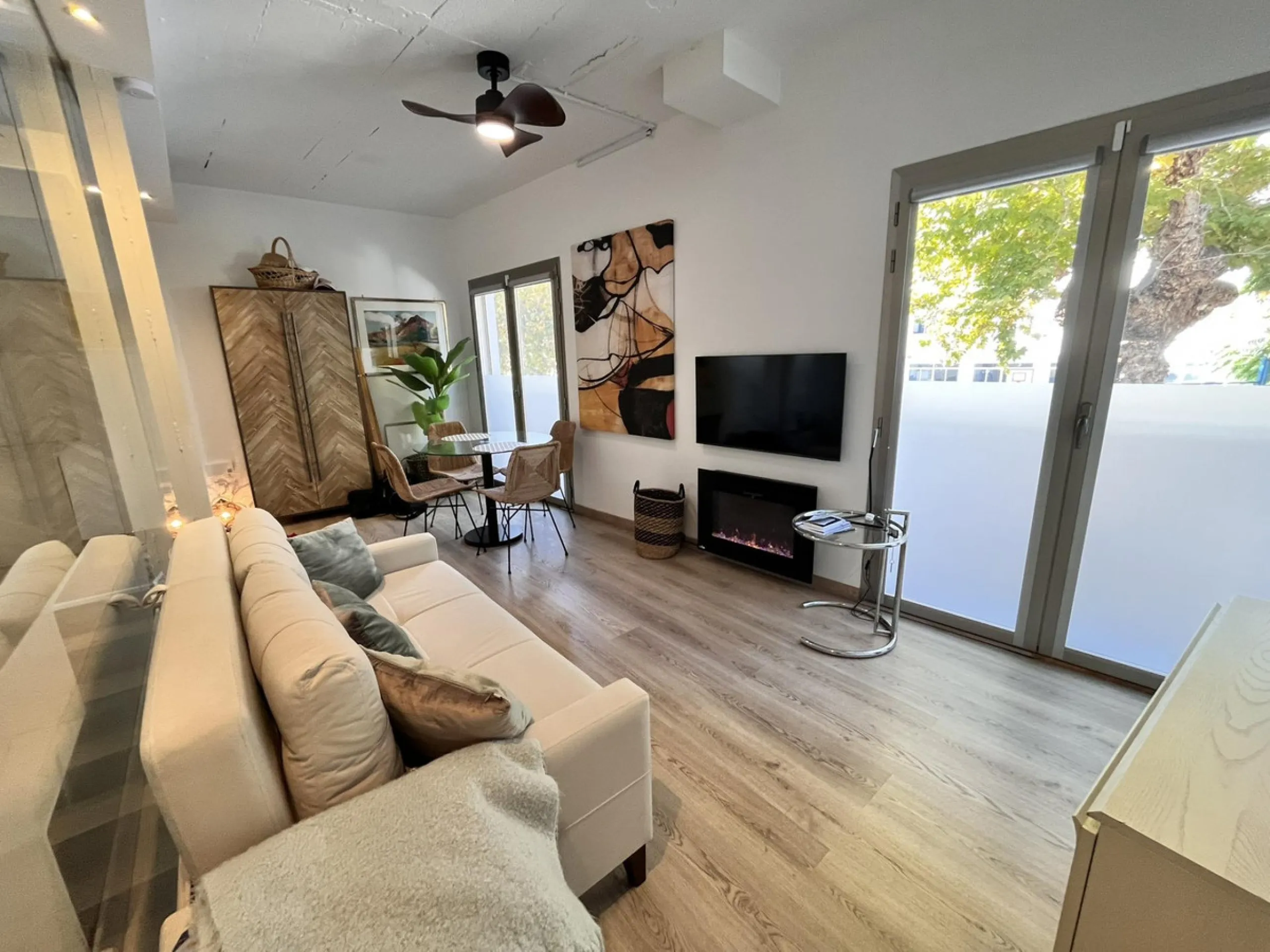 Fantastic duplex apartment in Marbella\'s Old Town, completely renovated. The only flat in the building without neighbours. Ideal for owners with dogs. This very bright apartment has a living-dining room with hot/cold air conditioning and an electric fire
