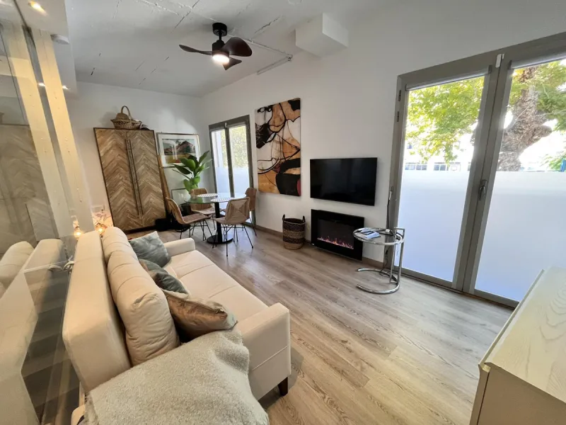 Fantastic duplex apartment in Marbella\'s Old Town, completely renovated. The only flat in the building without neighbours. Ideal for owners with dogs. This very bright apartment has a living-dining room with hot/cold air conditioning and an electric fire