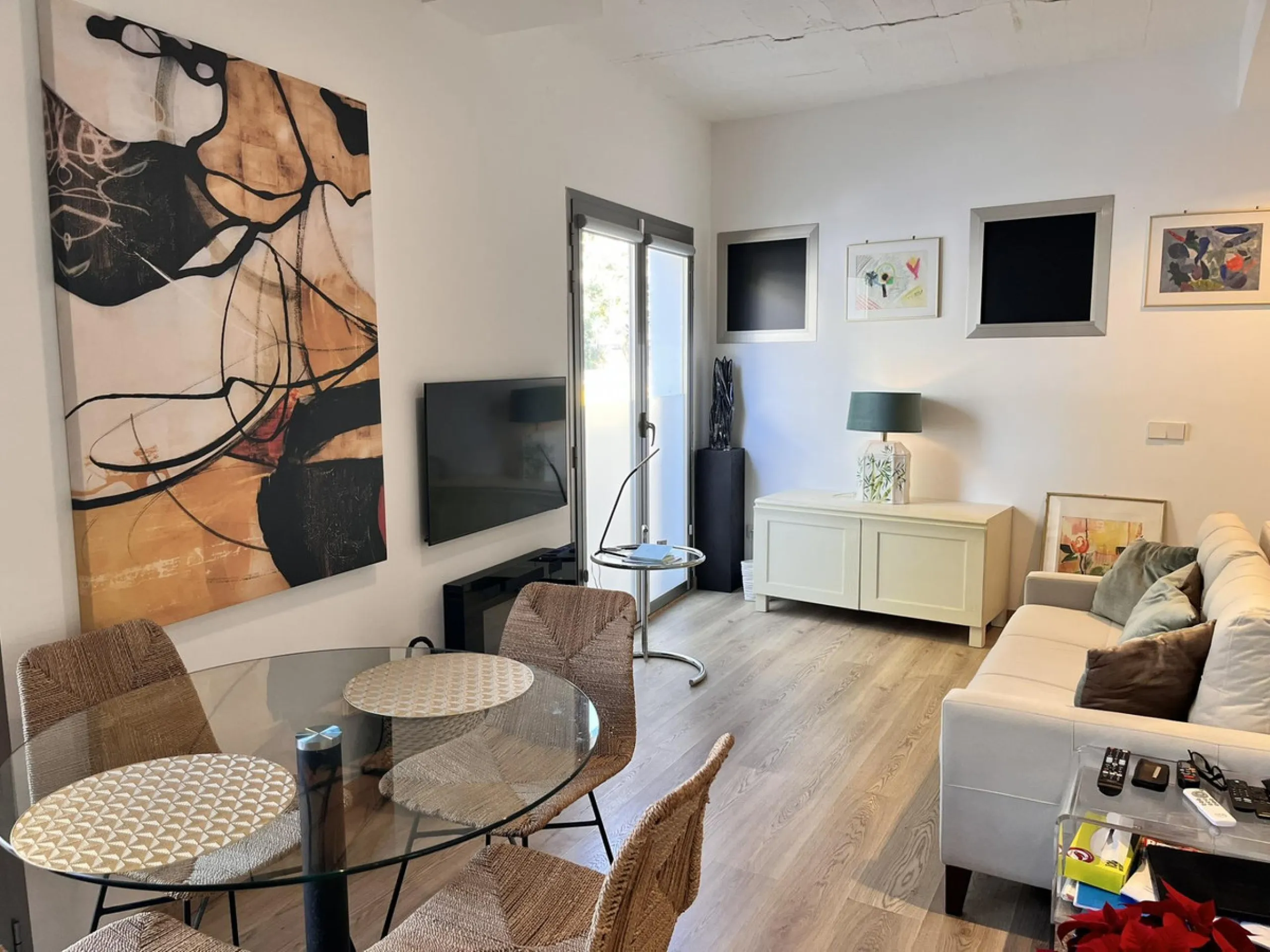 Fantastic duplex apartment in Marbella\'s Old Town, completely renovated. The only flat in the building without neighbours. Ideal for owners with dogs. This very bright apartment has a living-dining room with hot/cold air conditioning and an electric fire