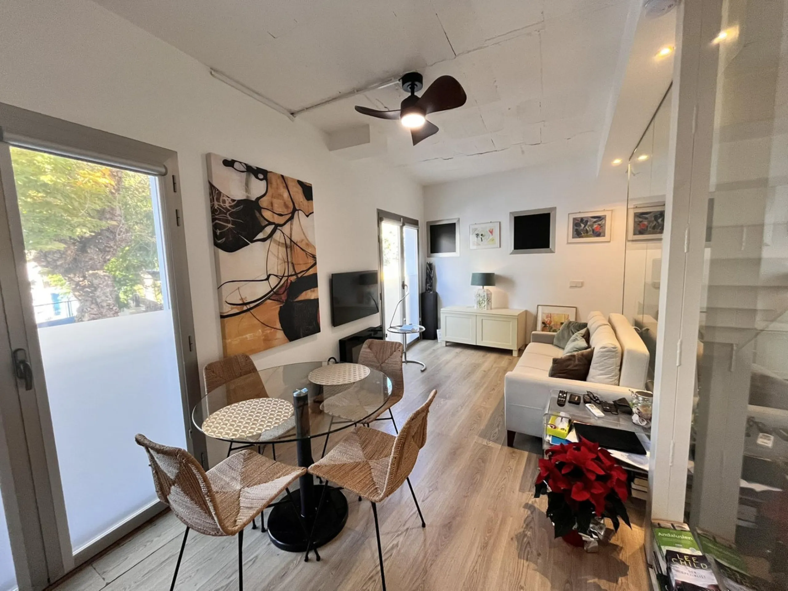 Fantastic duplex apartment in Marbella\'s Old Town, completely renovated. The only flat in the building without neighbours. Ideal for owners with dogs. This very bright apartment has a living-dining room with hot/cold air conditioning and an electric fire