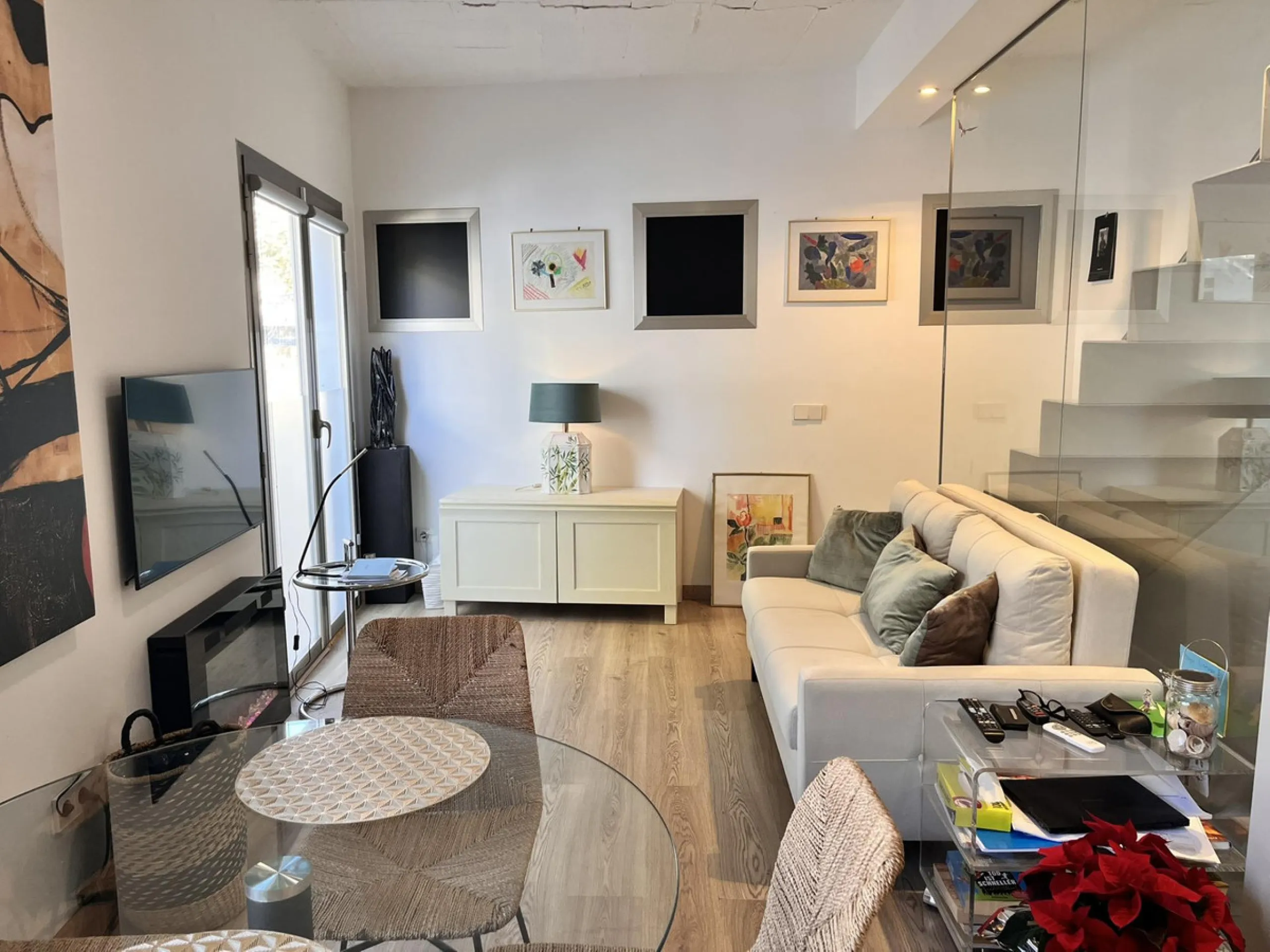 Fantastic duplex apartment in Marbella\'s Old Town, completely renovated. The only flat in the building without neighbours. Ideal for owners with dogs. This very bright apartment has a living-dining room with hot/cold air conditioning and an electric fire