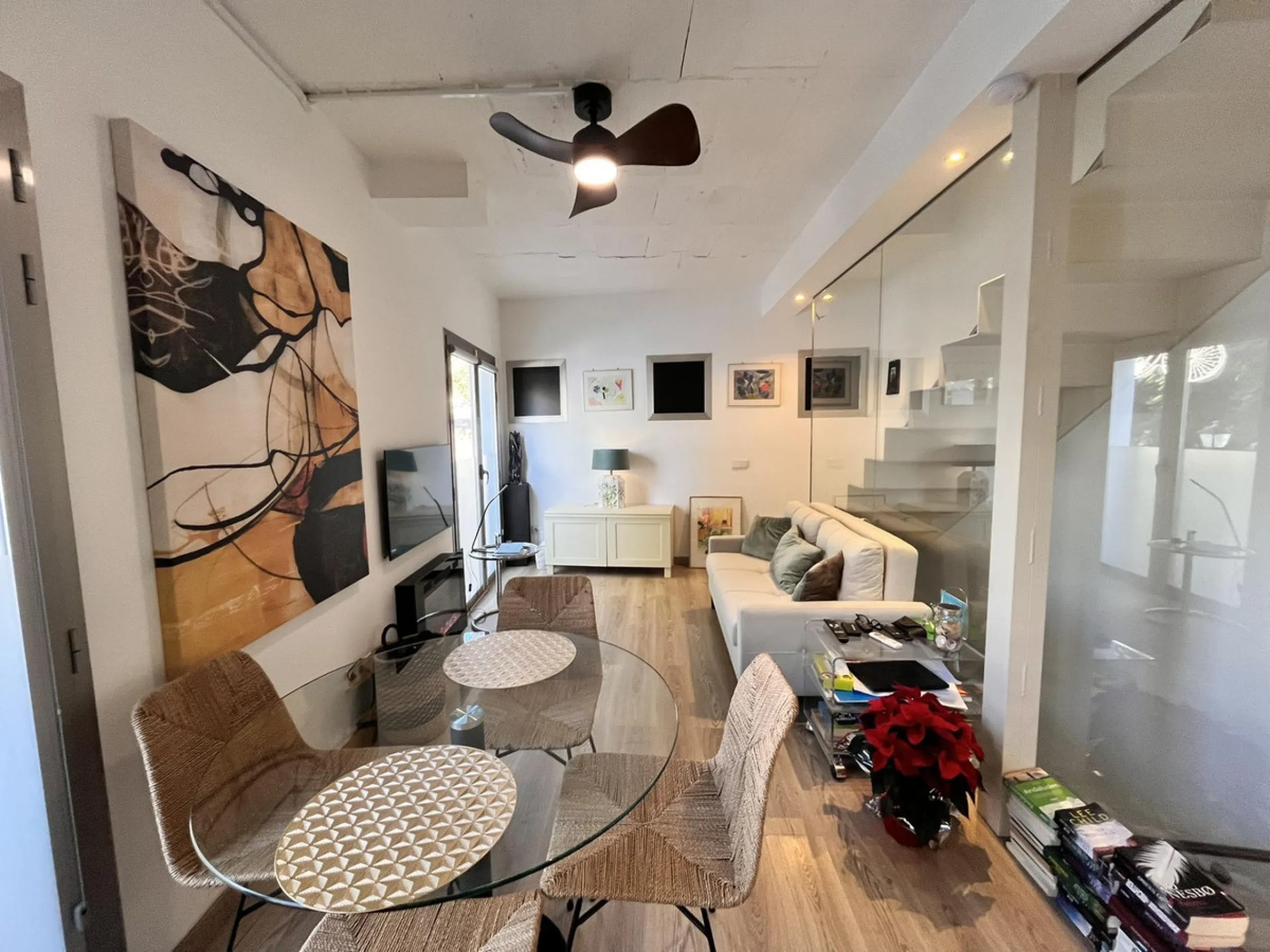 Fantastic duplex apartment in Marbella\'s Old Town, completely renovated. The only flat in the building without neighbours. Ideal for owners with dogs. This very bright apartment has a living-dining room with hot/cold air conditioning and an electric fire