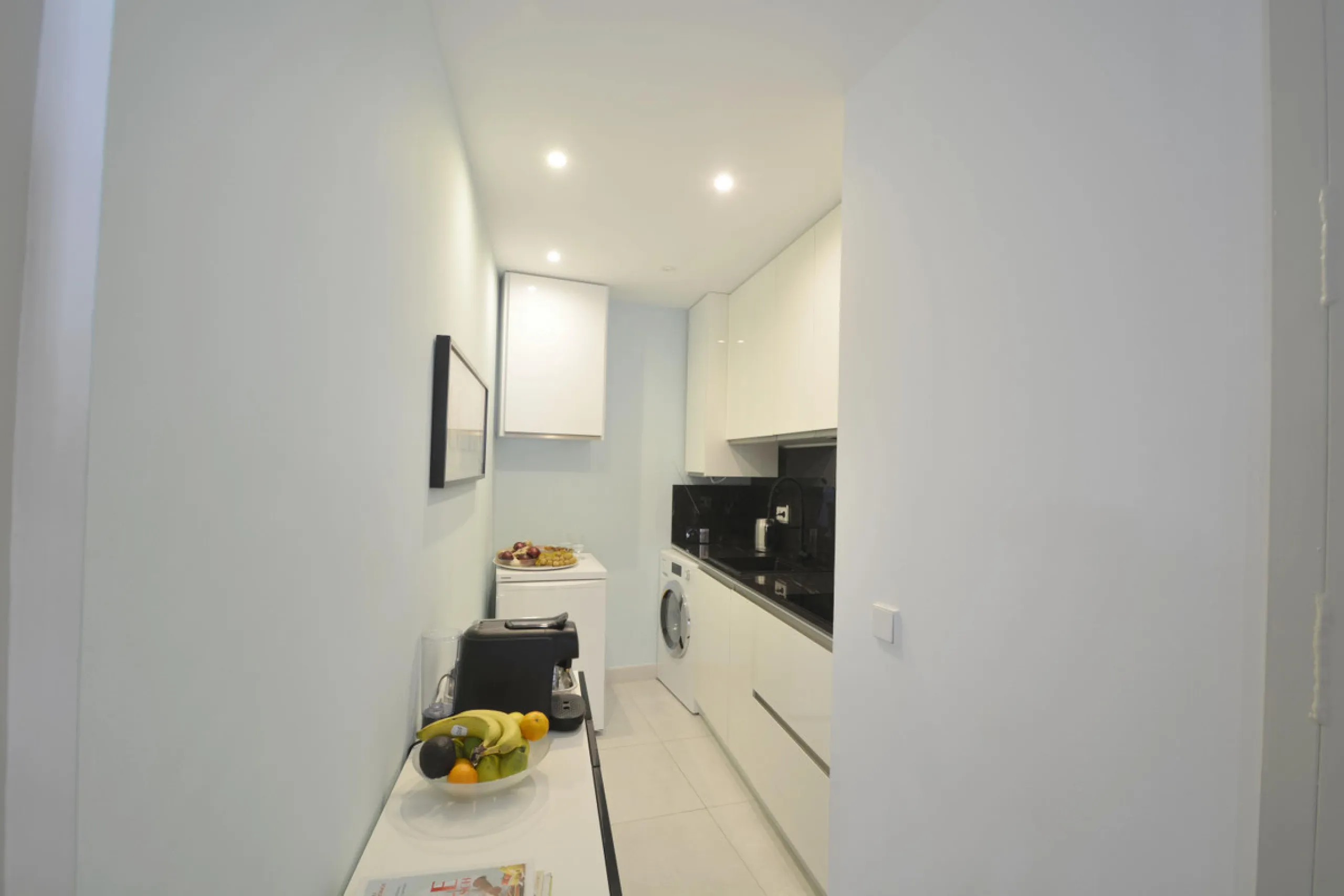Fantastic duplex apartment in Marbella\'s Old Town, completely renovated. The only flat in the building without neighbours. Ideal for owners with dogs. This very bright apartment has a living-dining room with hot/cold air conditioning and an electric fire