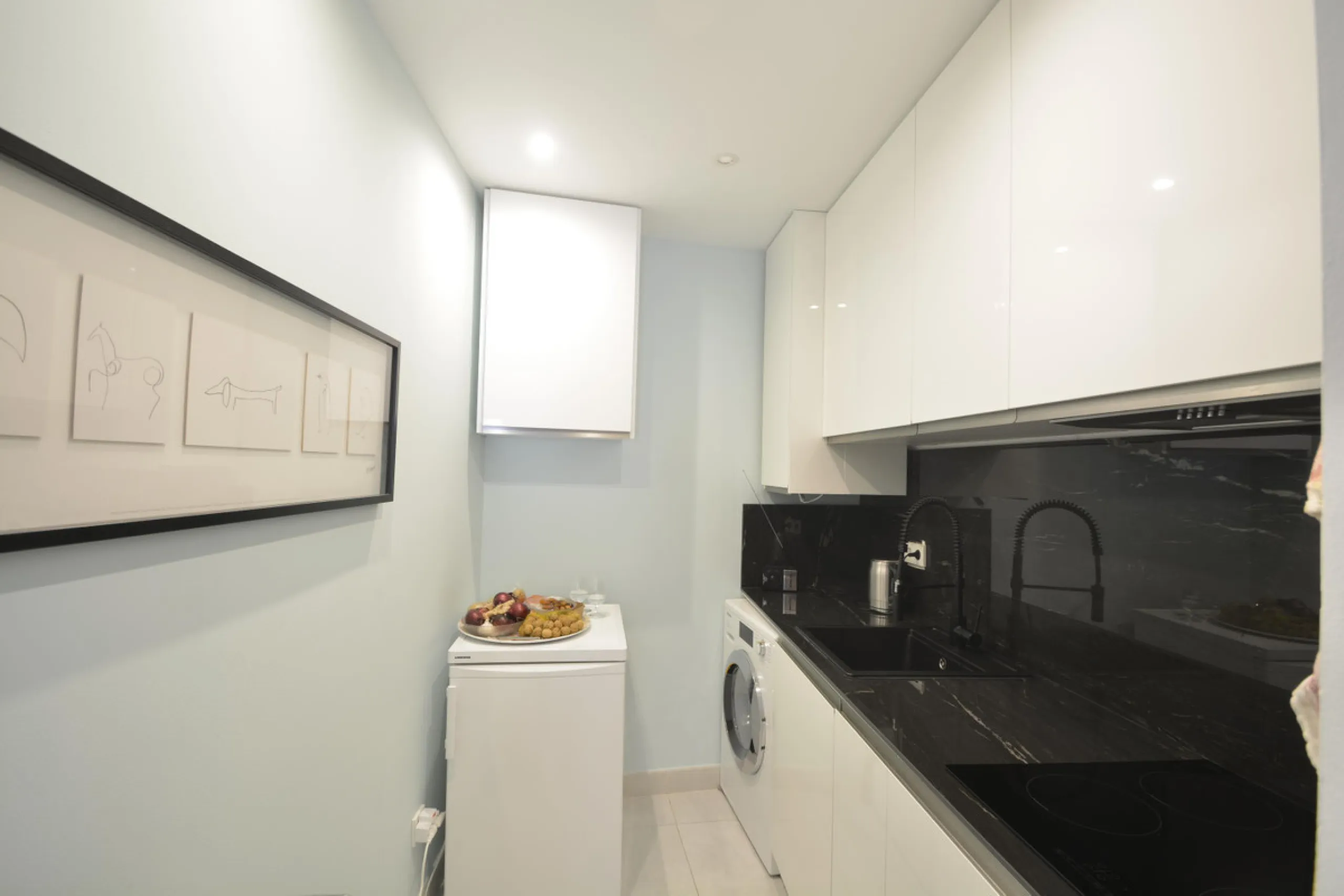 Fantastic duplex apartment in Marbella\'s Old Town, completely renovated. The only flat in the building without neighbours. Ideal for owners with dogs. This very bright apartment has a living-dining room with hot/cold air conditioning and an electric fire