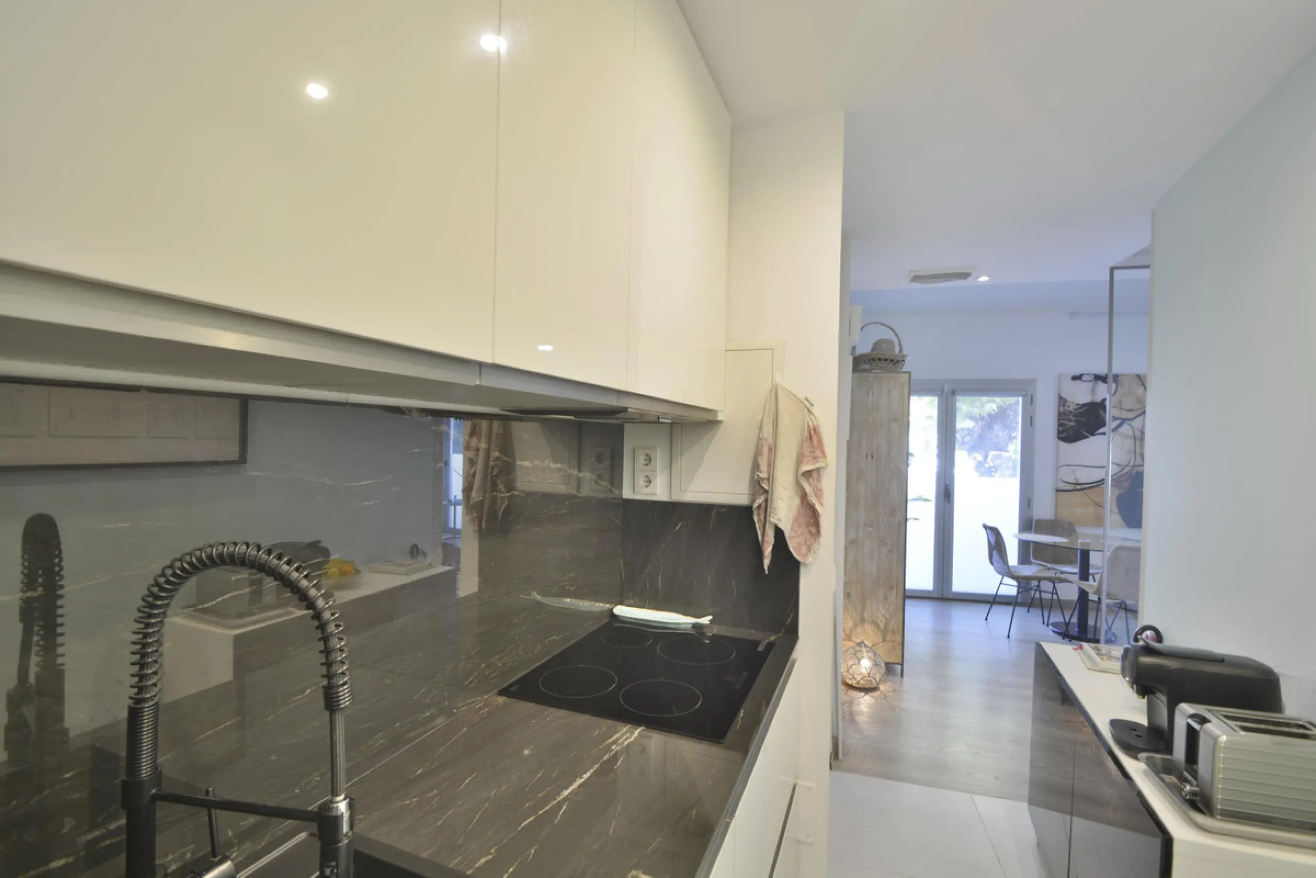 Fantastic duplex apartment in Marbella\'s Old Town, completely renovated. The only flat in the building without neighbours. Ideal for owners with dogs. This very bright apartment has a living-dining room with hot/cold air conditioning and an electric fire
