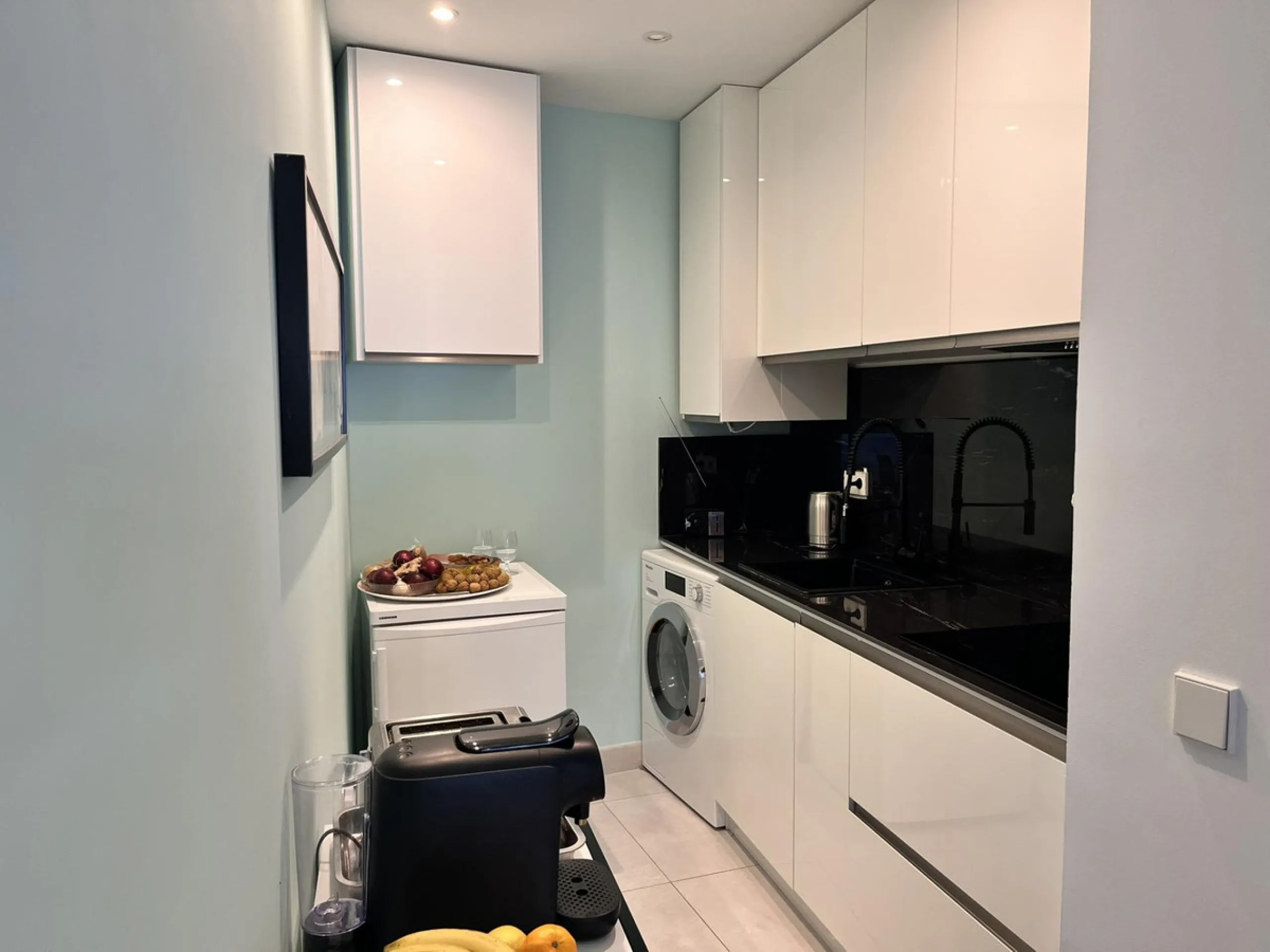 Fantastic duplex apartment in Marbella\'s Old Town, completely renovated. The only flat in the building without neighbours. Ideal for owners with dogs. This very bright apartment has a living-dining room with hot/cold air conditioning and an electric fire