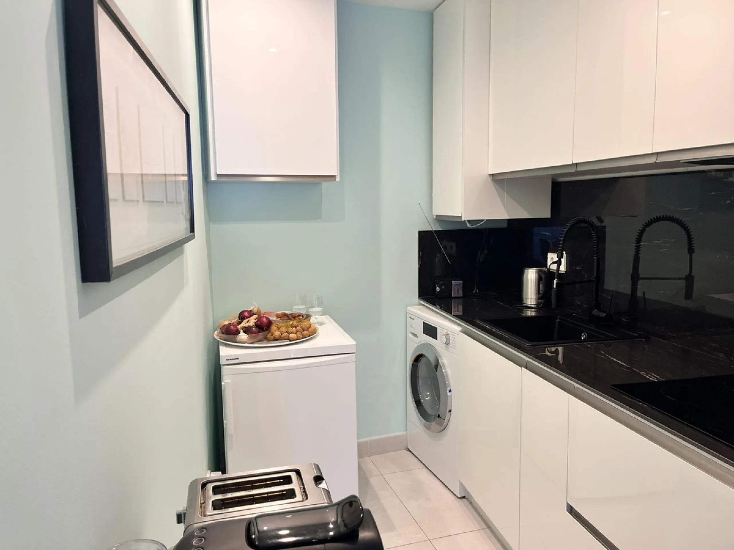 Fantastic duplex apartment in Marbella\'s Old Town, completely renovated. The only flat in the building without neighbours. Ideal for owners with dogs. This very bright apartment has a living-dining room with hot/cold air conditioning and an electric fire