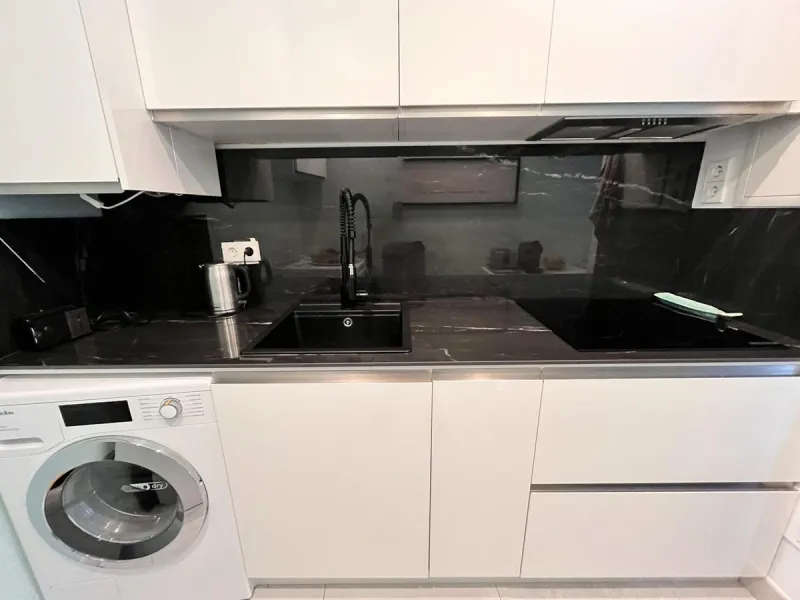 Fantastic duplex apartment in Marbella\'s Old Town, completely renovated. The only flat in the building without neighbours. Ideal for owners with dogs. This very bright apartment has a living-dining room with hot/cold air conditioning and an electric fire