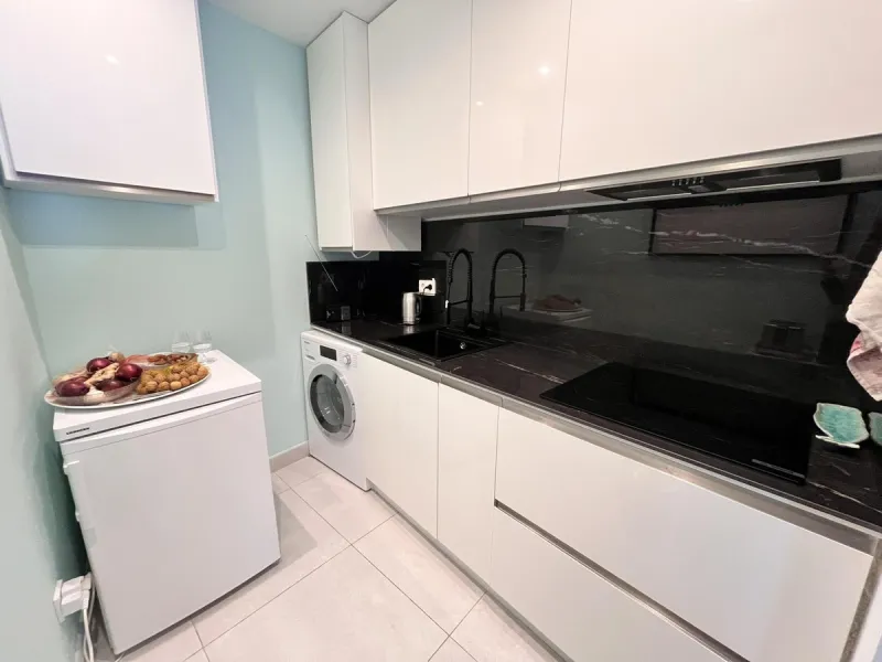Fantastic duplex apartment in Marbella\'s Old Town, completely renovated. The only flat in the building without neighbours. Ideal for owners with dogs. This very bright apartment has a living-dining room with hot/cold air conditioning and an electric fire