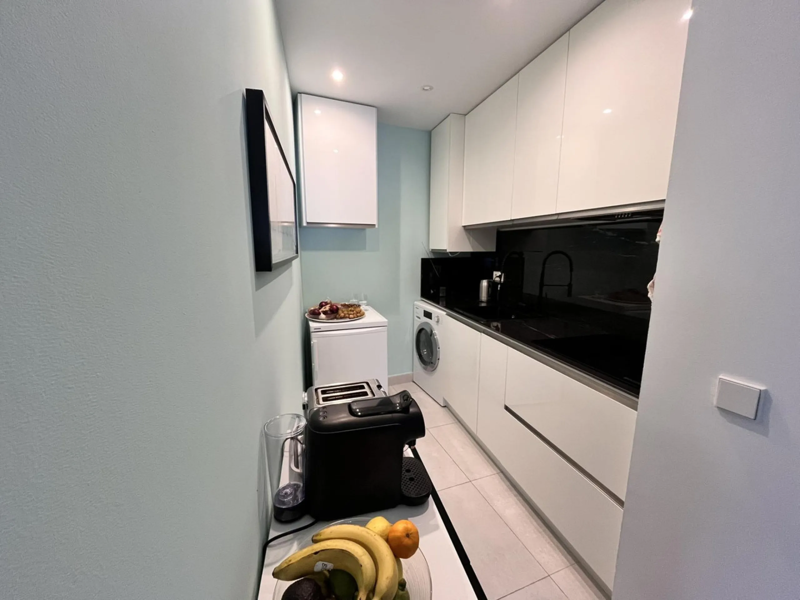 Fantastic duplex apartment in Marbella\'s Old Town, completely renovated. The only flat in the building without neighbours. Ideal for owners with dogs. This very bright apartment has a living-dining room with hot/cold air conditioning and an electric fire