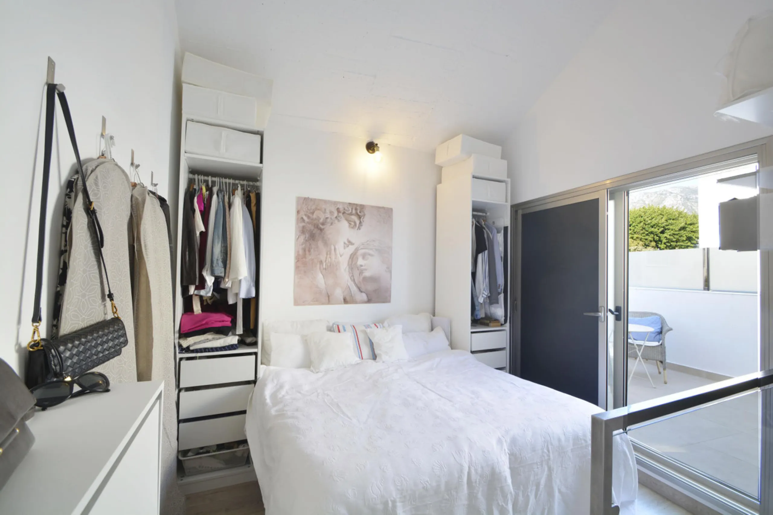 Fantastic duplex apartment in Marbella\'s Old Town, completely renovated. The only flat in the building without neighbours. Ideal for owners with dogs. This very bright apartment has a living-dining room with hot/cold air conditioning and an electric fire