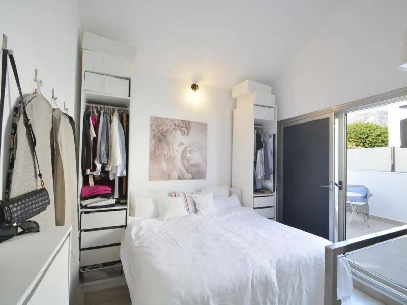 Fantastic duplex apartment in Marbella\'s Old Town, completely renovated. The only flat in the building without neighbours. Ideal for owners with dogs. This very bright apartment has a living-dining room with hot/cold air conditioning and an electric fire