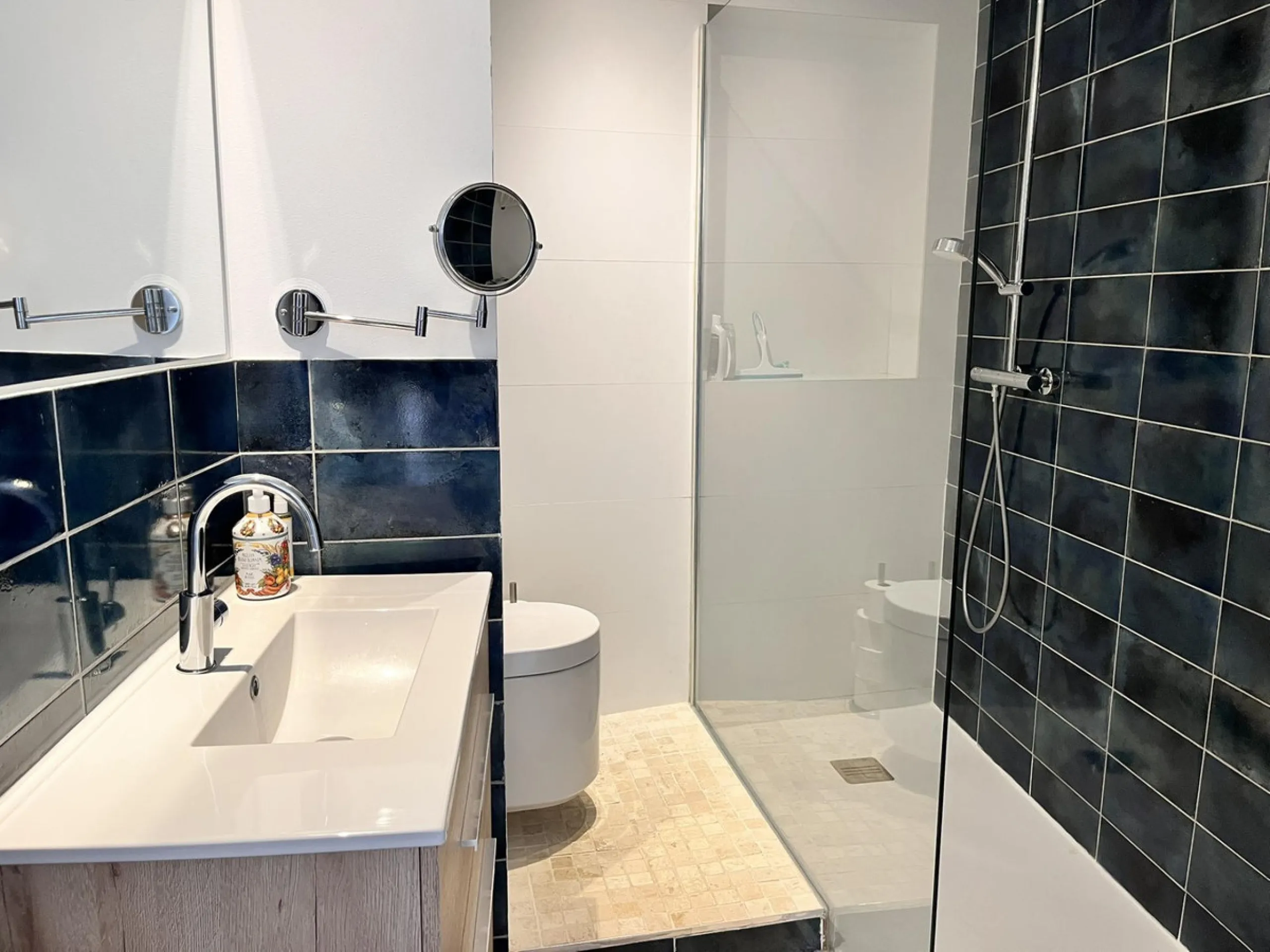 Fantastic duplex apartment in Marbella\'s Old Town, completely renovated. The only flat in the building without neighbours. Ideal for owners with dogs. This very bright apartment has a living-dining room with hot/cold air conditioning and an electric fire