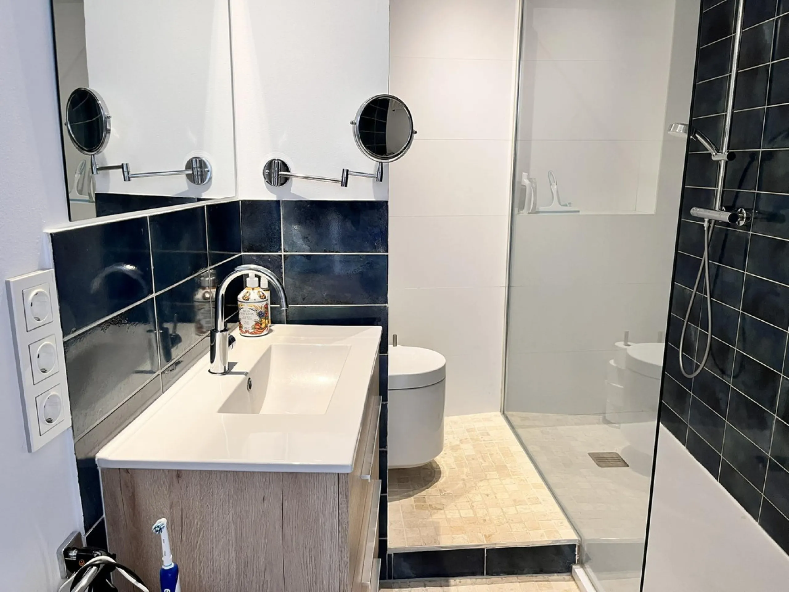 Fantastic duplex apartment in Marbella\'s Old Town, completely renovated. The only flat in the building without neighbours. Ideal for owners with dogs. This very bright apartment has a living-dining room with hot/cold air conditioning and an electric fire