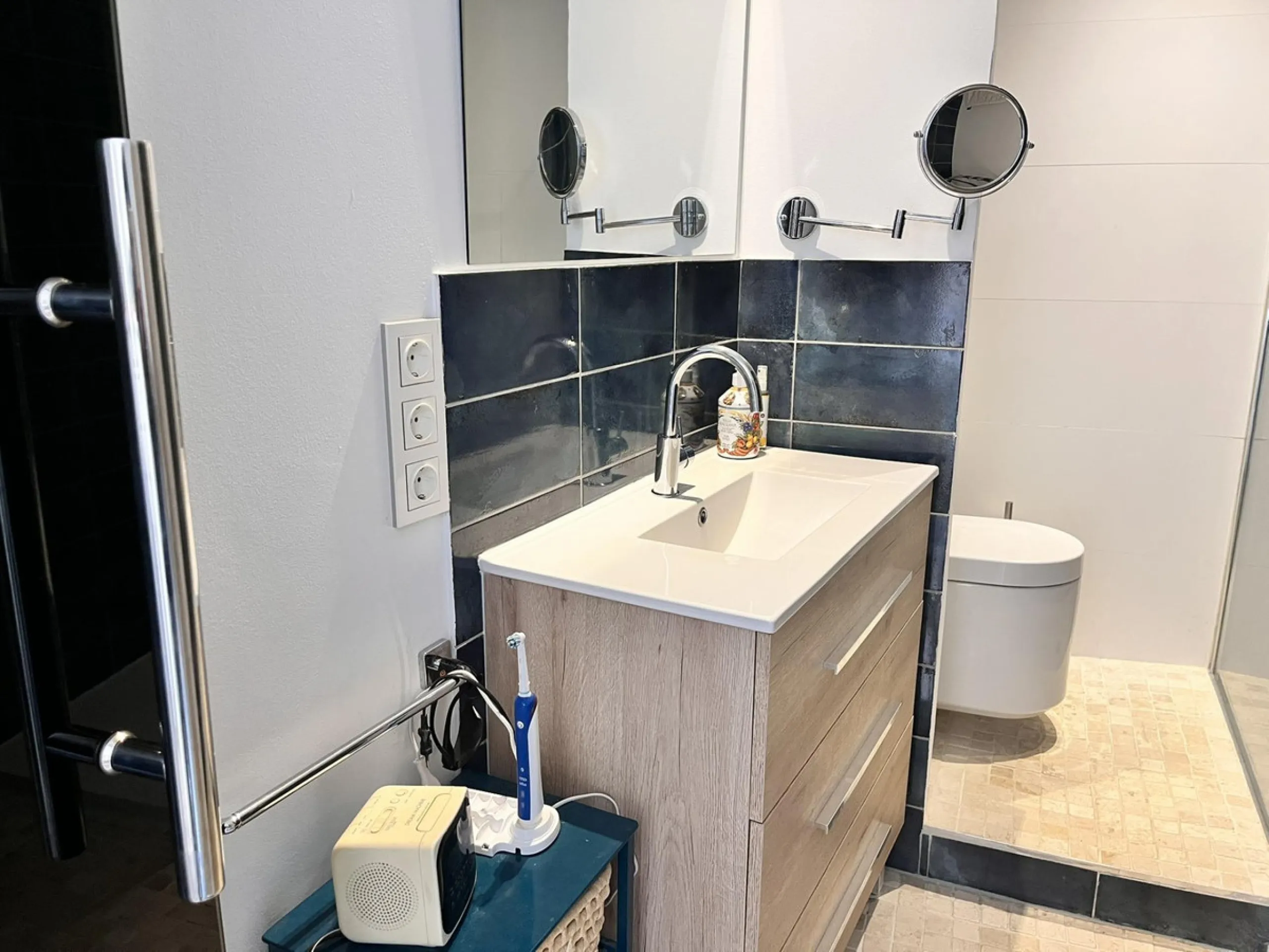Fantastic duplex apartment in Marbella\'s Old Town, completely renovated. The only flat in the building without neighbours. Ideal for owners with dogs. This very bright apartment has a living-dining room with hot/cold air conditioning and an electric fire