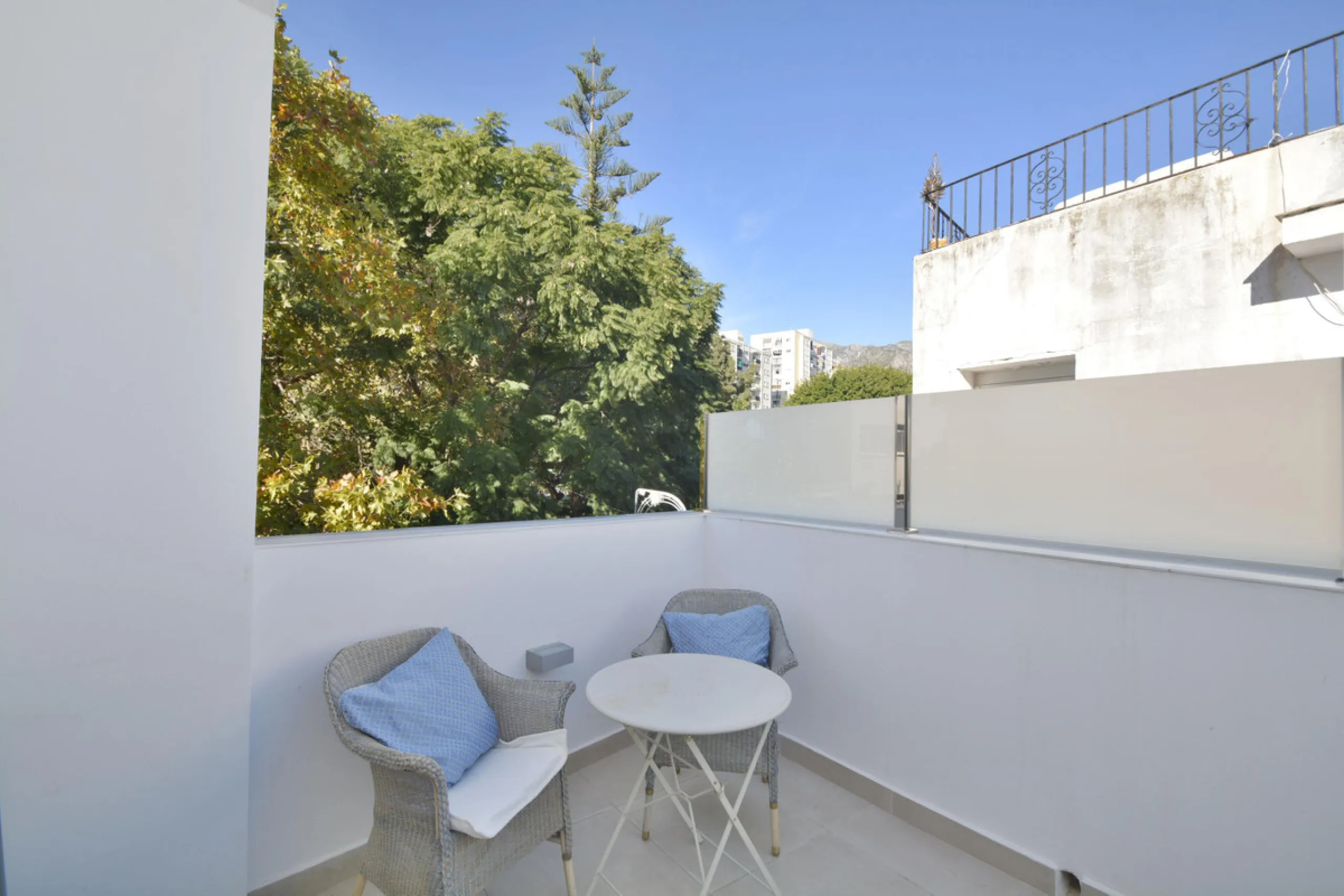 Fantastic duplex apartment in Marbella\'s Old Town, completely renovated. The only flat in the building without neighbours. Ideal for owners with dogs. This very bright apartment has a living-dining room with hot/cold air conditioning and an electric fire