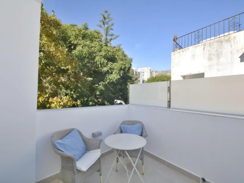Fantastic duplex apartment in Marbella\'s Old Town, completely renovated. The only flat in the building without neighbours. Ideal for owners with dogs. This very bright apartment has a living-dining room with hot/cold air conditioning and an electric fire