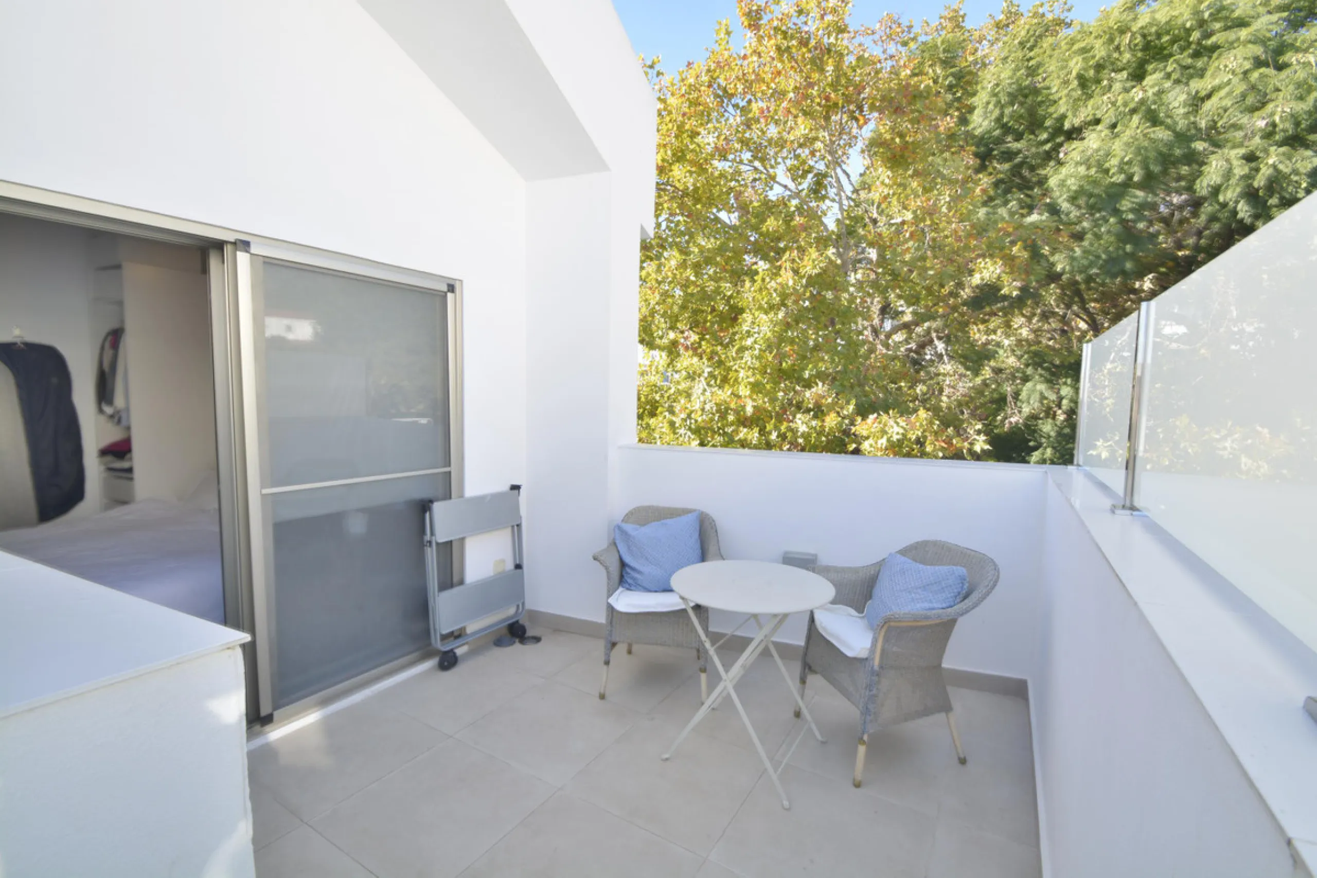 Fantastic duplex apartment in Marbella\'s Old Town, completely renovated. The only flat in the building without neighbours. Ideal for owners with dogs. This very bright apartment has a living-dining room with hot/cold air conditioning and an electric fire