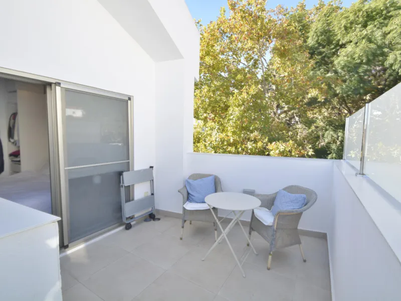 Fantastic duplex apartment in Marbella\'s Old Town, completely renovated. The only flat in the building without neighbours. Ideal for owners with dogs. This very bright apartment has a living-dining room with hot/cold air conditioning and an electric fire