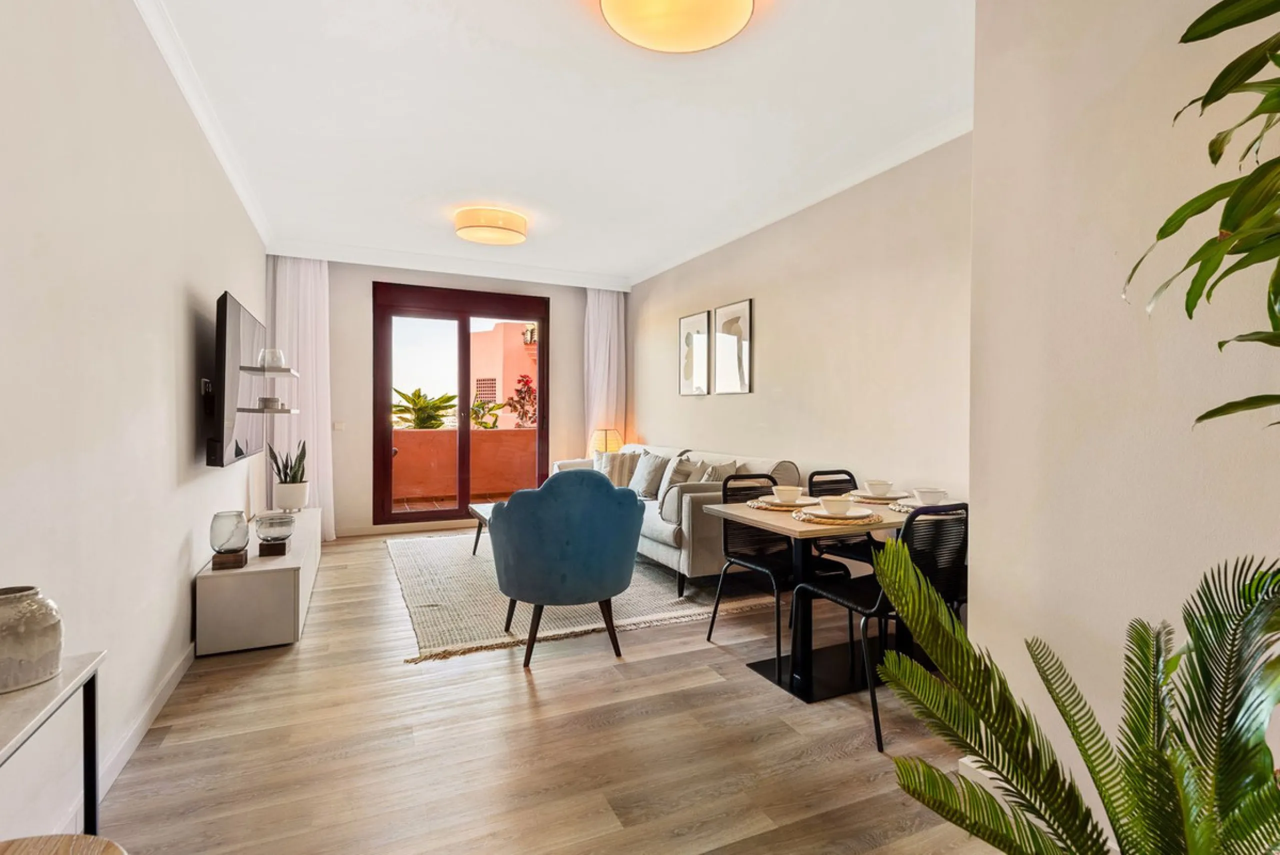 Beautiful, fully furnished  2 Bed 2 Bath apartment with Panoramic views of La Concha Mountain, El Paraíso Golf Course and the Mediterranean Sea.