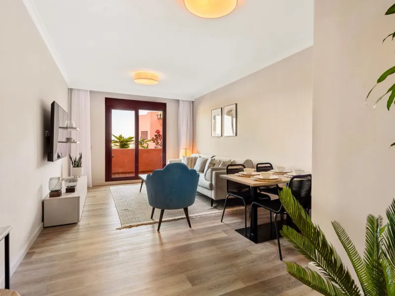 Beautiful, fully furnished  2 Bed 2 Bath apartment with Panoramic views of La Concha Mountain, El Paraíso Golf Course and the Mediterranean Sea.