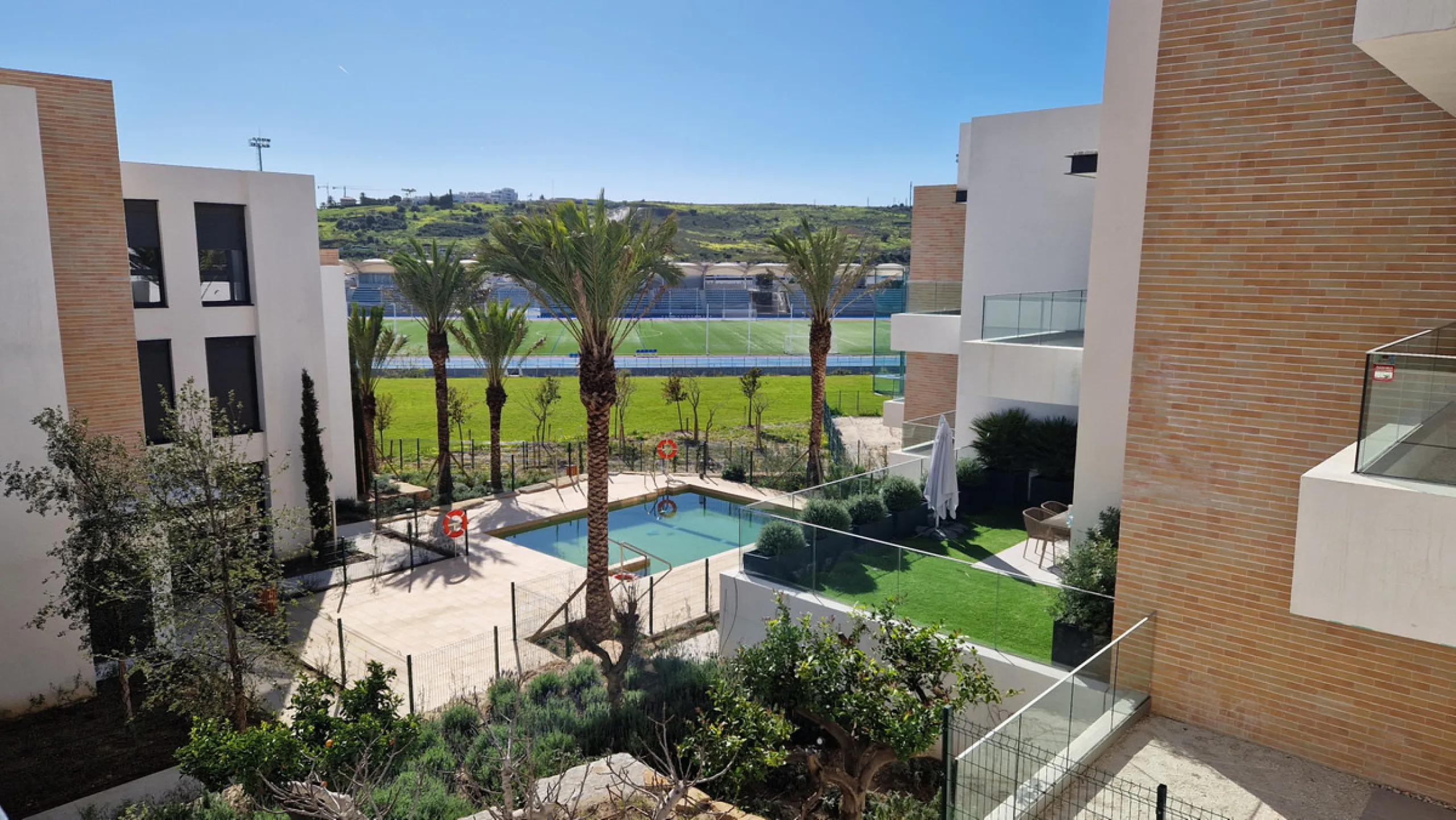 Fantastic brand new 3-bedroom apartment on the ground floor of the newly built complex in Residencial Senda, in the town centre of Estepona. It is a modern gated complex with only 34 apartments, in a privileged area next to the new Auditorium, with everyt