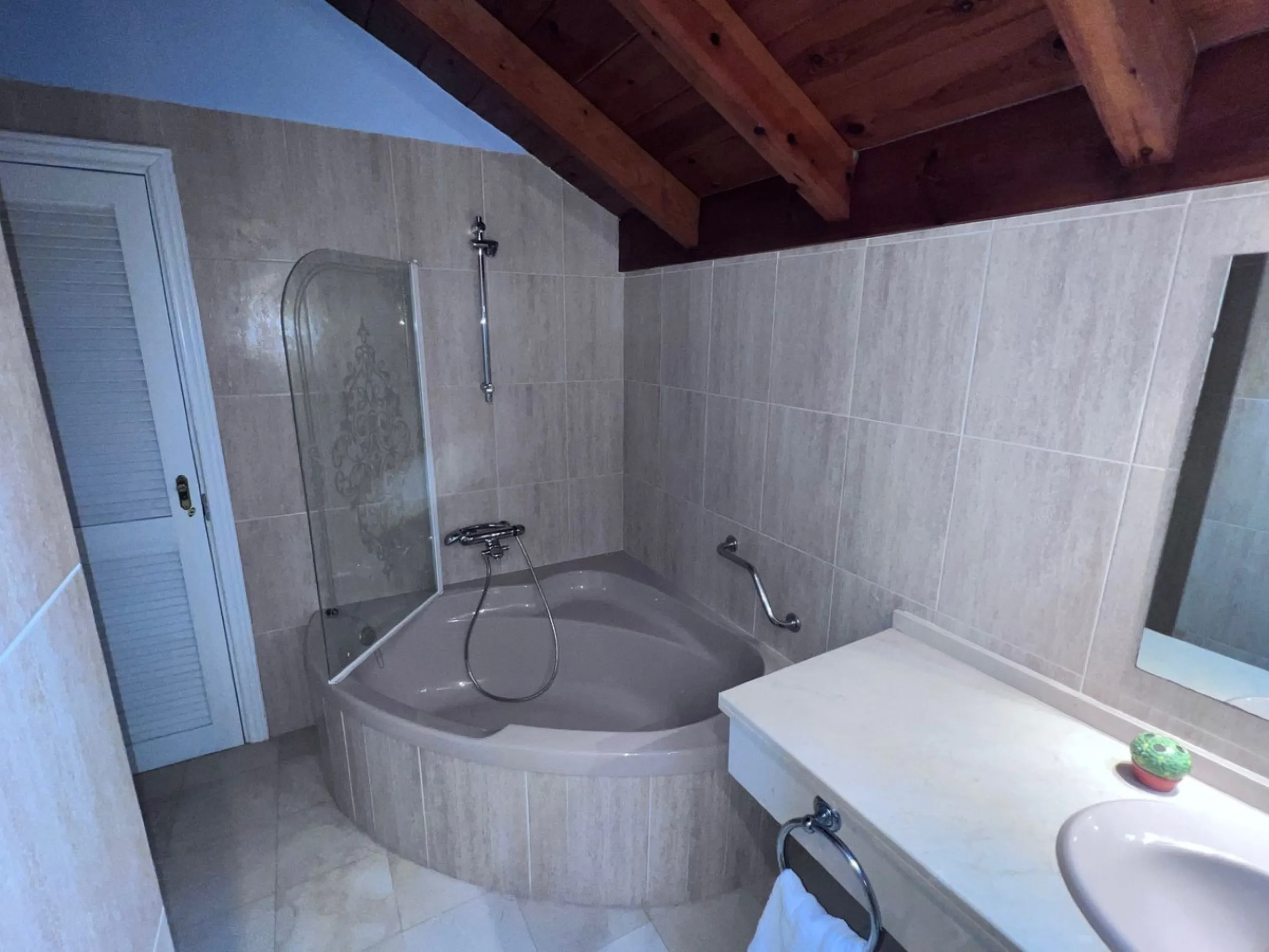 Apartment - Penthouse Duplex в продаже в Marbella, Málaga. В доме 3 спален и 3 ванных комнат. Площадь дома 126 м²