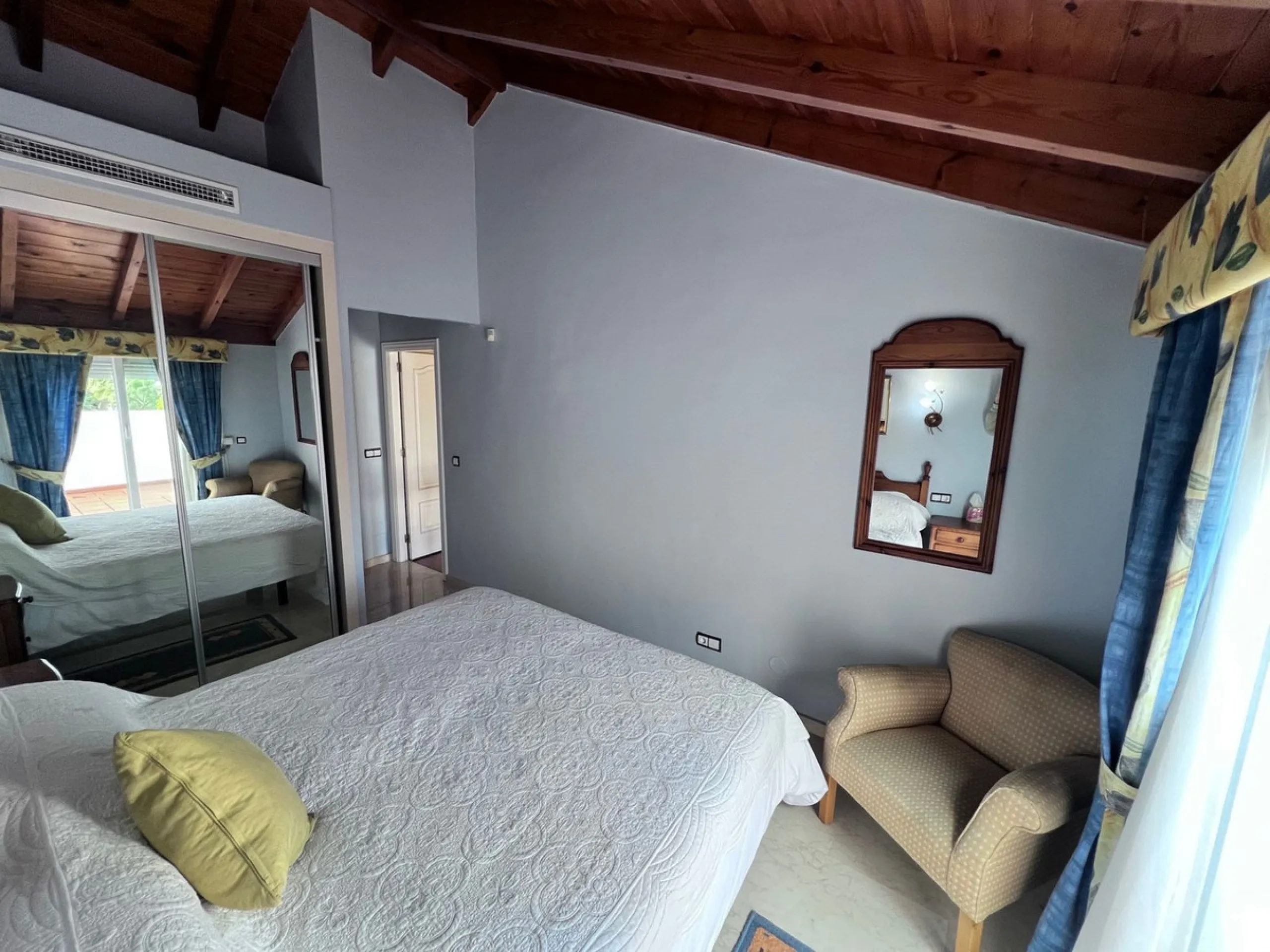 Apartment - Penthouse Duplex в продаже в Marbella, Málaga. В доме 3 спален и 3 ванных комнат. Площадь дома 126 м²