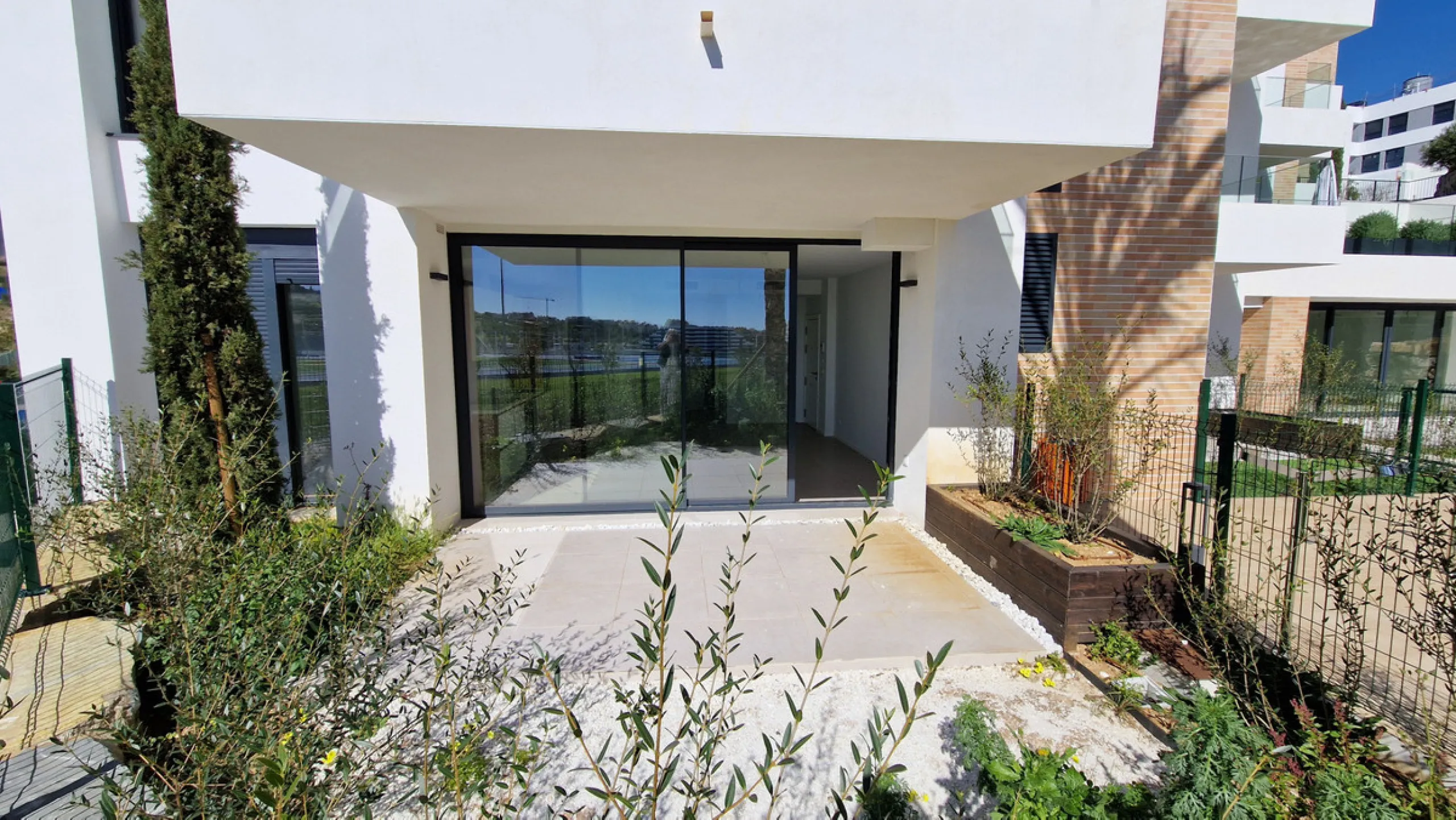 Fantastic brand new 3-bedroom apartment on the ground floor of the newly built complex in Residencial Senda, in the town centre of Estepona. It is a modern gated complex with only 34 apartments, in a privileged area next to the new Auditorium, with everyt