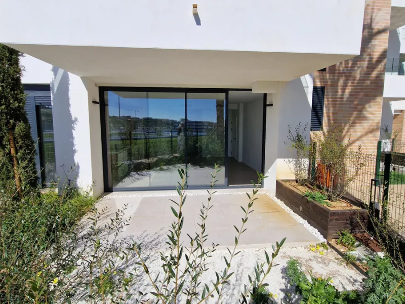 Fantastic brand new 3-bedroom apartment on the ground floor of the newly built complex in Residencial Senda, in the town centre of Estepona. It is a modern gated complex with only 34 apartments, in a privileged area next to the new Auditorium, with everyt
