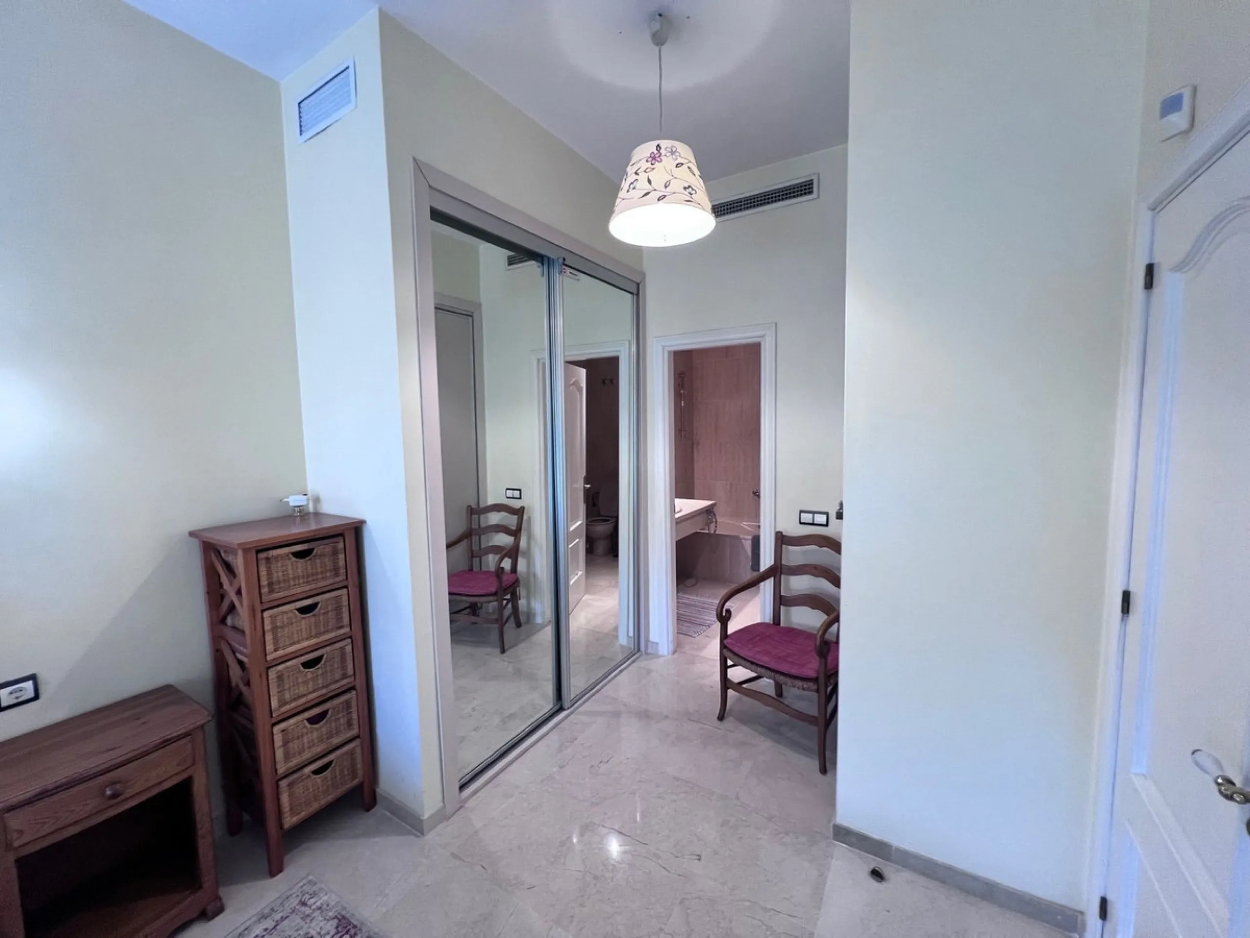 Apartment - Penthouse Duplex в продаже в Marbella, Málaga. В доме 3 спален и 3 ванных комнат. Площадь дома 126 м²